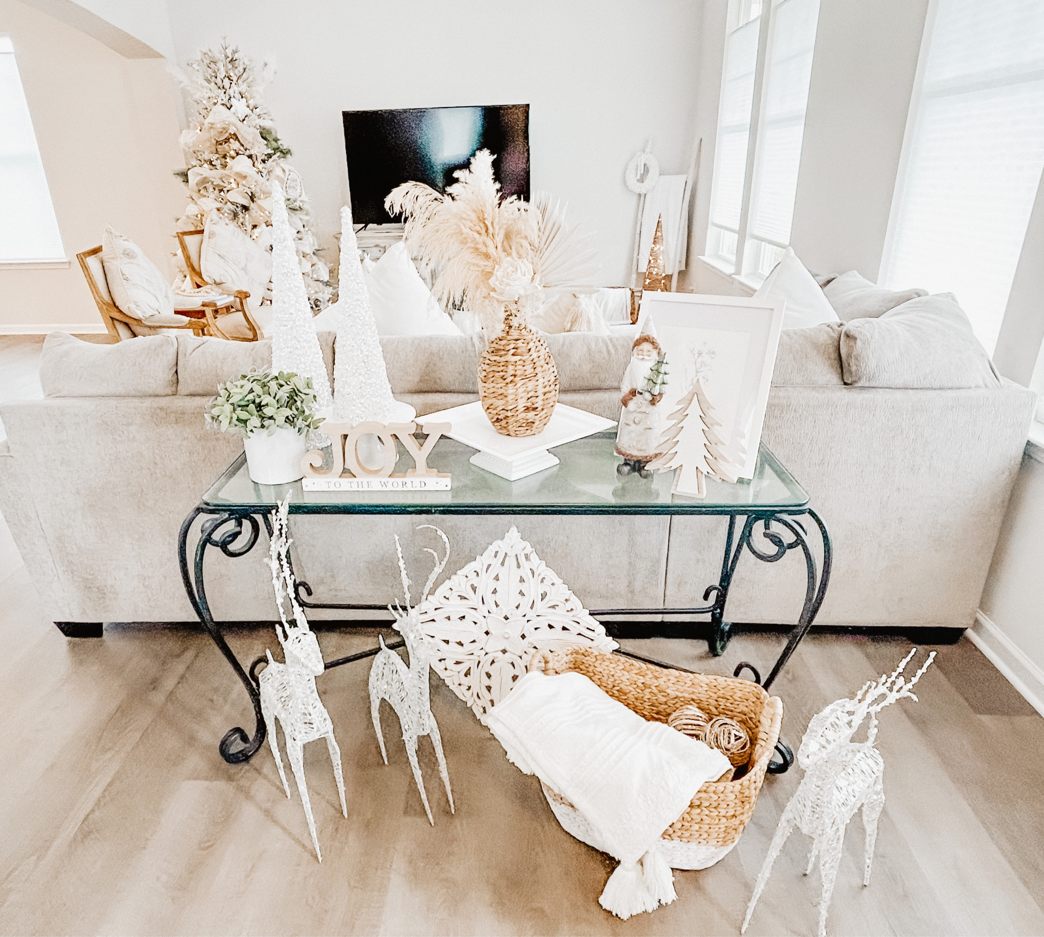 Neutral Christmas Decor. #christmasdecor #christmas #interiordecor #LTKhome 

#LTKHoliday #LTKSeasonal