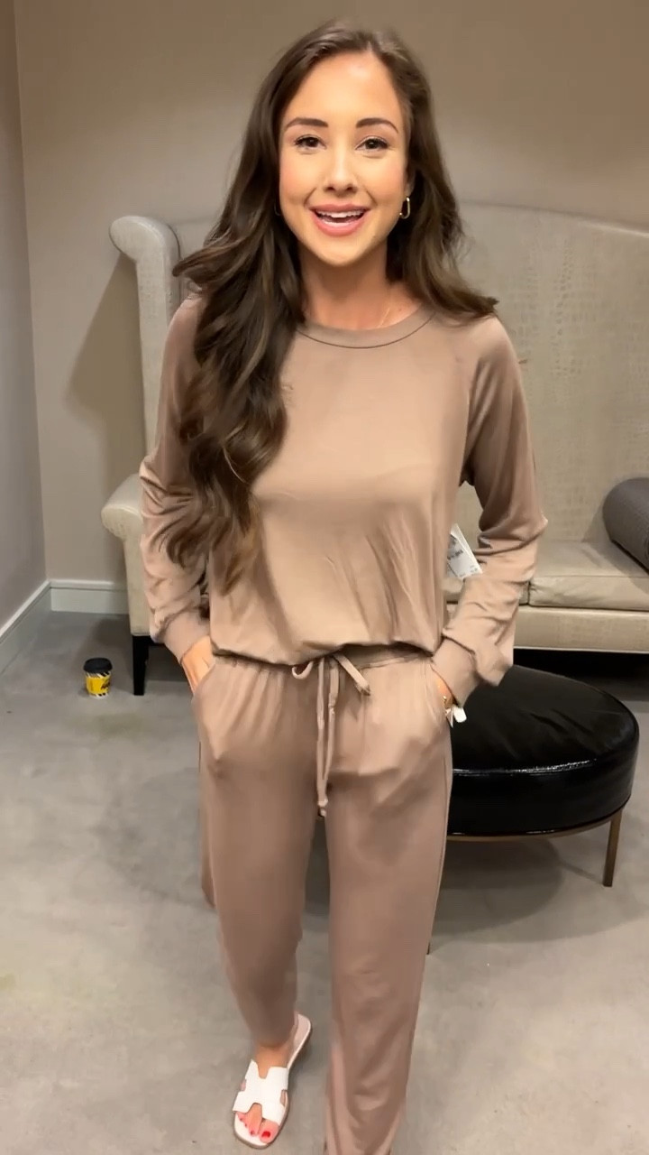 The softest Beyond Yoga set that’s part of the Nsale!! 🤎🤎

#LTKsalealert #LTKfindsunder100 #LTKSeasonal