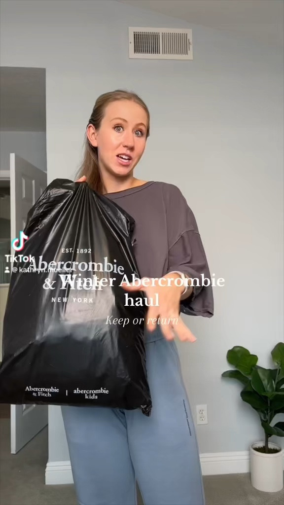 Size small in everything except jeans 25 long! 