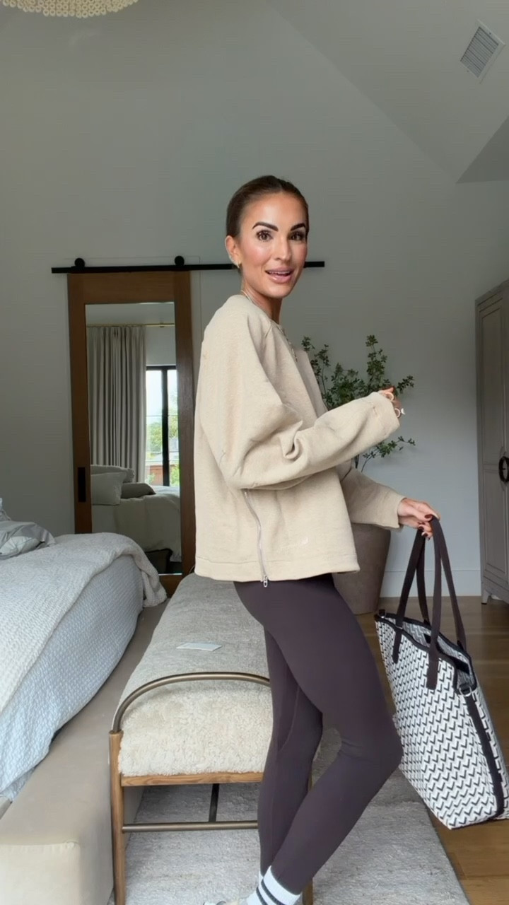 beyond obsessed with this oversized pullover + new knit tote from lululemon! 😍 the perfect uniform for everyday mom life 🙌🏼