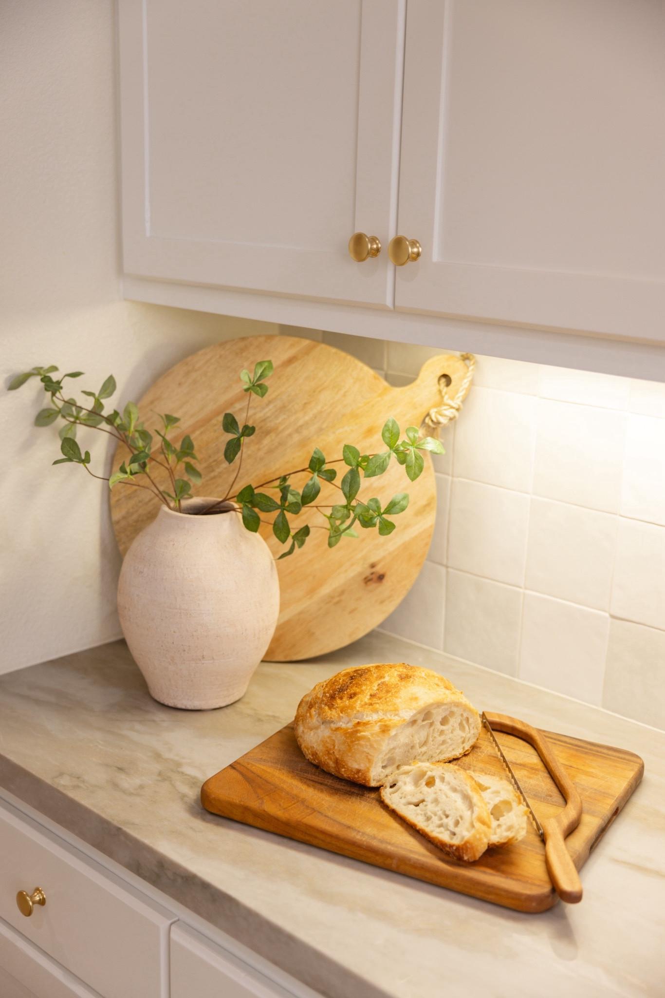 Transitional Design Kitchen + decor. Shop the new spring line from target and studio McGee. #studiomcgee #targethaul #kitchendecor #kitchen #homedecor

#LTKhome