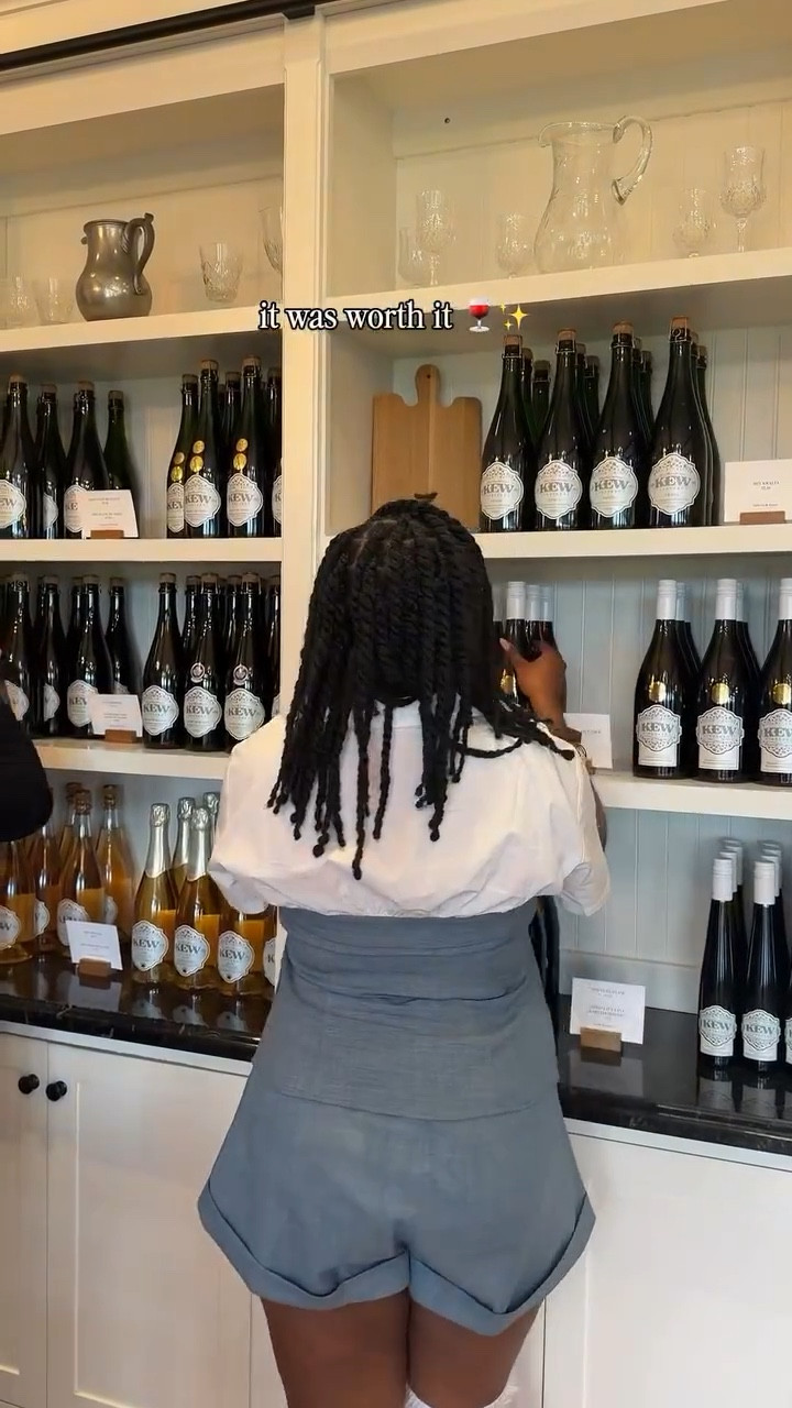 the outfit was the plan all along ✨🤍🍷🌿🍇

styled this @micas.official look as a set, even though the pieces are sold separately

🔍: Contrast Irregular Button Lapel Short Sleeve Top
🔍: Metallic Button High Waist Wide Leg Shorts

use my code ELLAHH12 for $$ off
shop through the link in bio 

i can always count on MICAS for chic pieces that come together so effortlessly

which detail is your favourite?

thank you @style_canada x @kewvineyards x @arterrawinescanada for having me! 🦋

#stylebyemmanuela #micas #micasgal #outfitinspo #ootd