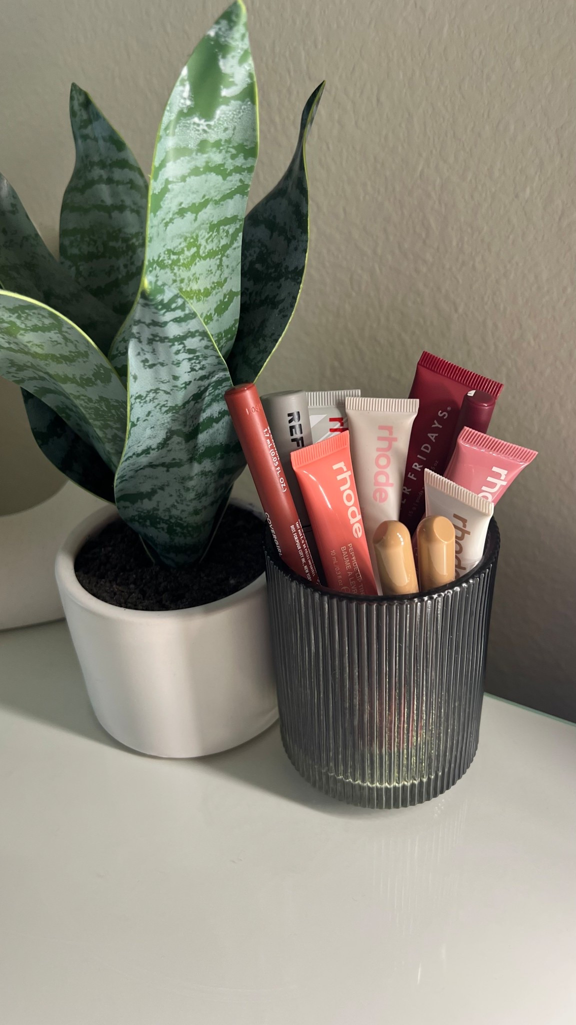 Meet my lippie cup🤝🏻

Products:
Rhode lip peptide
Rhode lip shape: shades lunge and lean
Covergirl lip stain: shade 35 and shade 05
Refy lip lip sculpt: shade rosewood
Summer Friday’s lip balm: shade cherryy