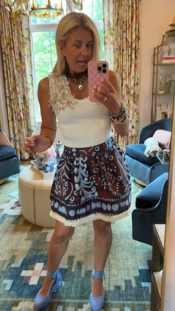 OOTD…:headed downtown for a fun day in this cutie fit! I’m in xs tank &  skirt and 8 espadrilles tts. My new Allie + Bess is just gorgeous!!!

*code Catherine20 at Allie + Bess
*code mixandmatchmadness at Loopy 



#LTKmomlife #LTKootd #LTKgrwm