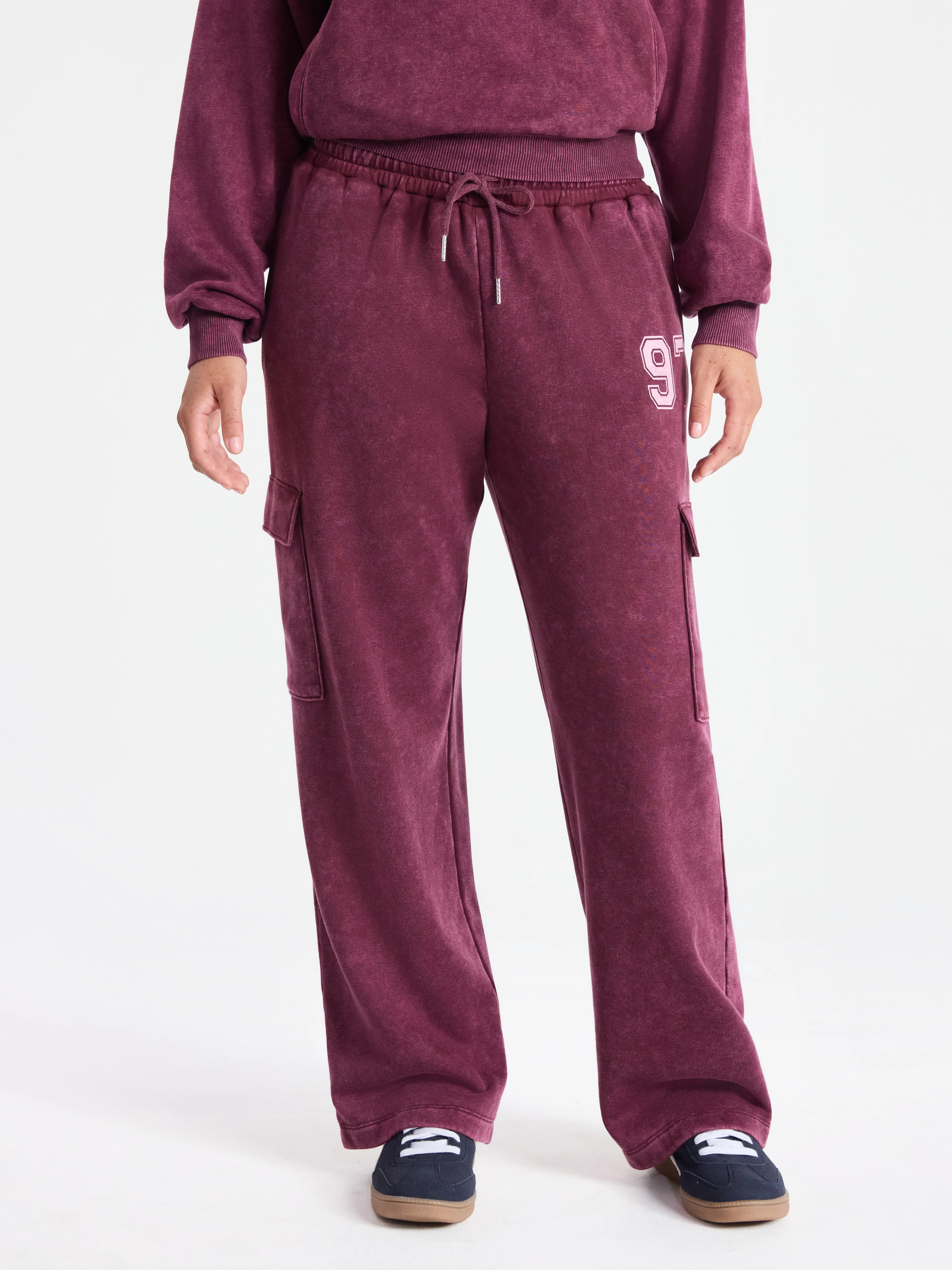 No Boundaries Mineral Wash Cargo Sweatpants, 29.5'' Inseam, Women's | Walmart (US)