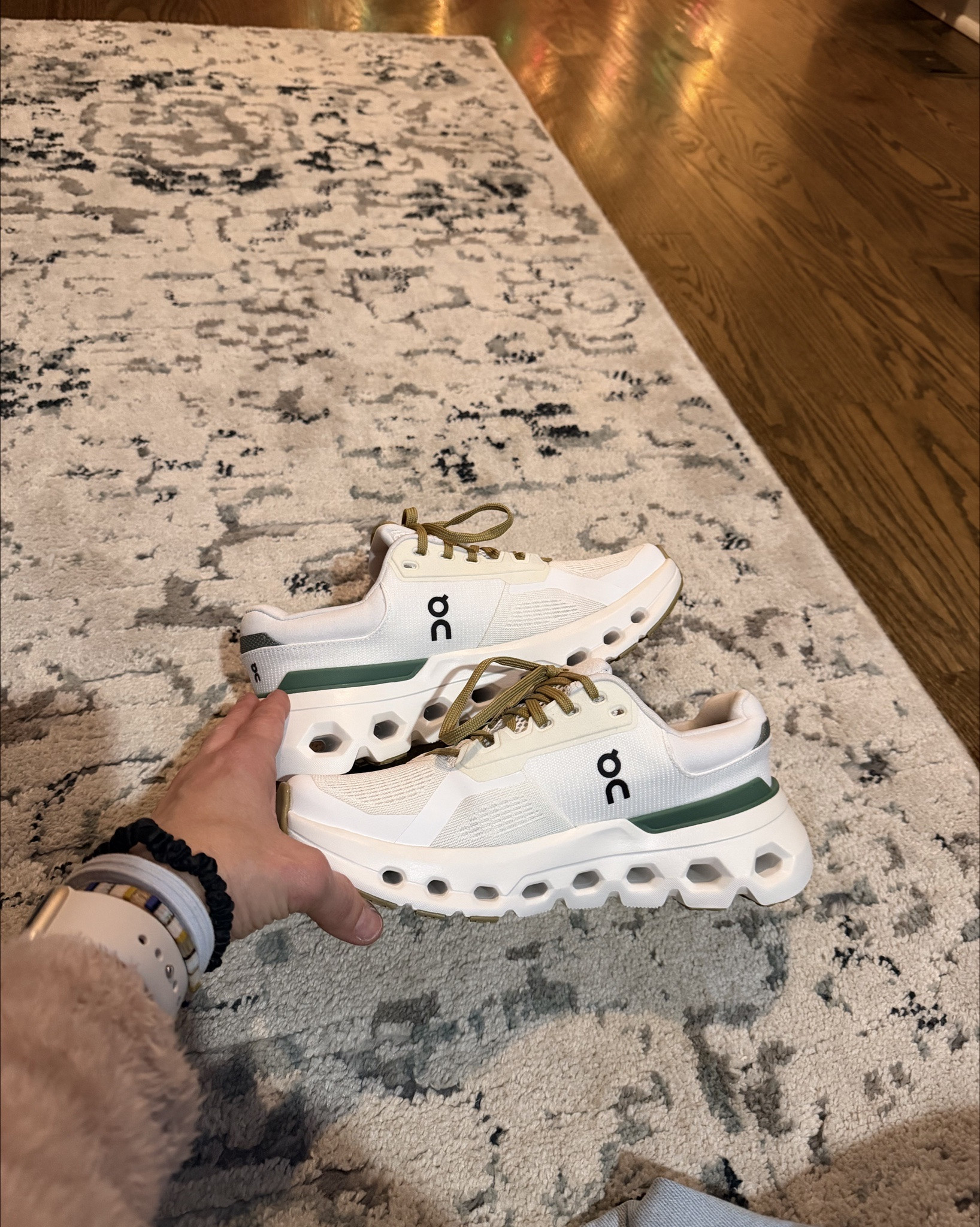 The sneakers I reach for when I want comfort and style 🤍 These On Cloud sneakers are insanely lightweight, supportive, and cute enough to wear all day—errands, travel, or long shifts on your feet. Cloud cushioning = walking on air.

#EverydaySneakers #NeutralStyle #AthleisureWear #CasualChic
#SneakerStyle #MinimalStyle #EffortlessStyle

#LTKmorningroutine #LTKHoliday #LTKSaleAlert