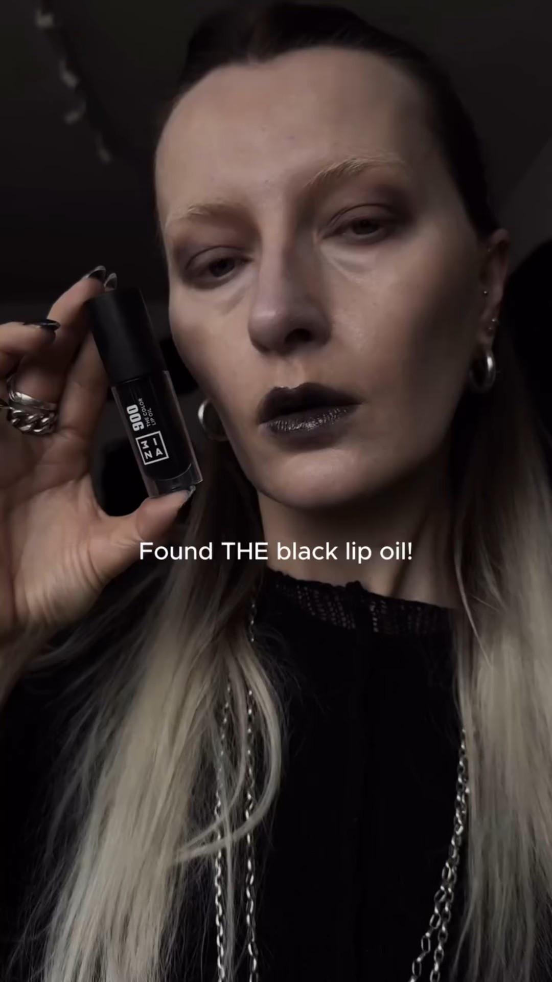 A black lip oil that actually slays 🦇🖤
Nicht sheer, nicht sticky, nicht überteuert. Einfach nur tiefschwarz, angenehm zu tragen und hält, als hätte es einen Pakt mit der Unterwelt geschlossen.

Für alle, die genug haben von durchsichtigen Enttäuschungen – this one’s for you.
Ich hab’s geswatched für euch. Und ja, der Link ist in der Story.

#lipoil #beauty #makeup #makeuptutorial #deadlips #moderngoth #darkstyle #darkaesthetic #beautyobsessed