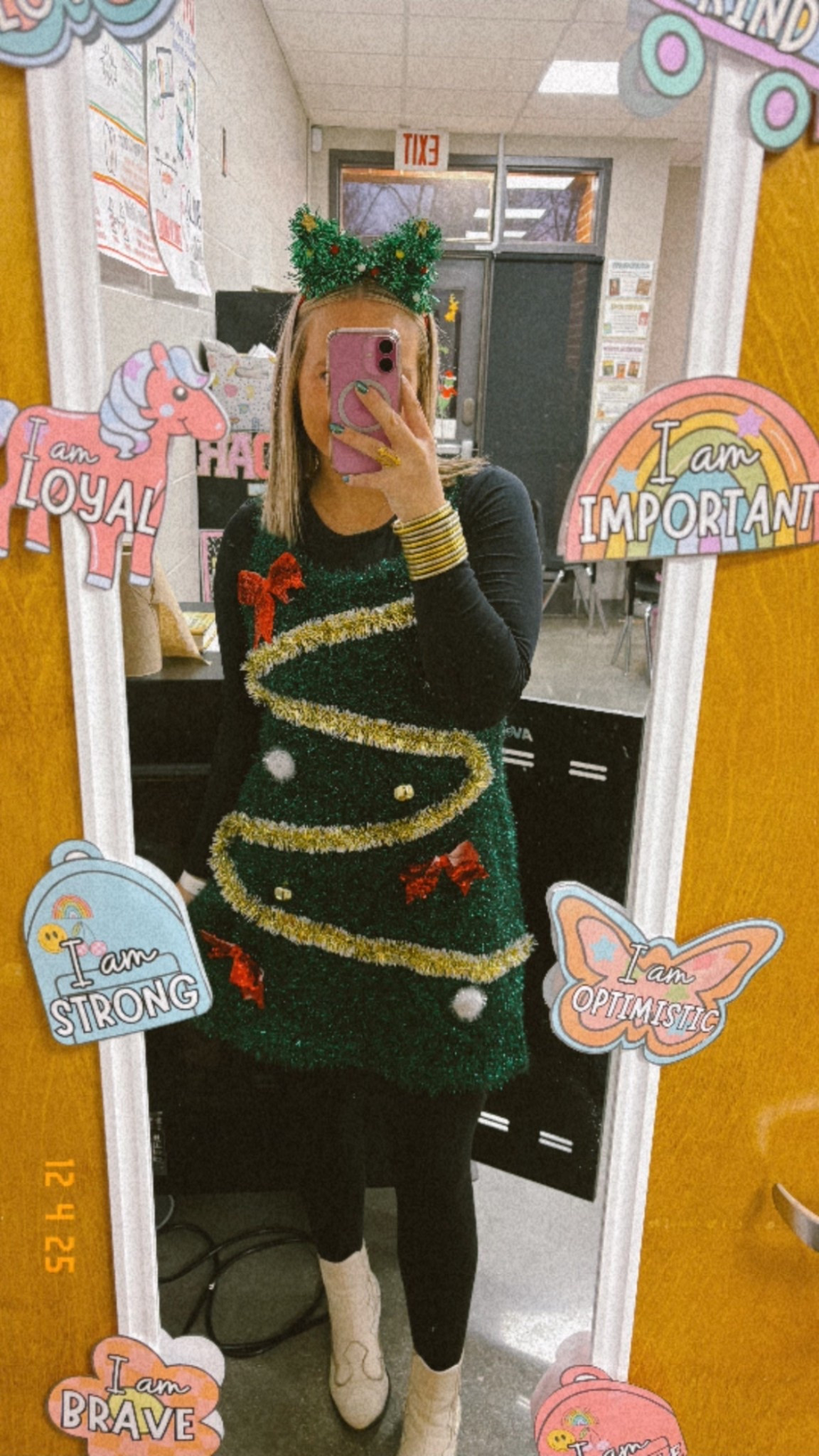 Teacher Christmas tree day!!! 🎄🎄

#LTKootd #LTKHoliday #LTKSeasonal