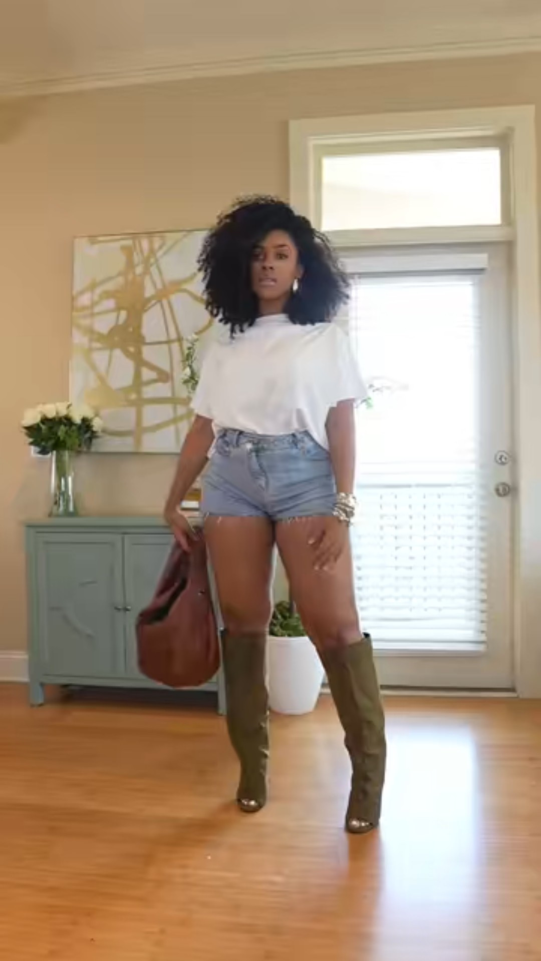 This is the white tee from my last video the one with the brown boots everyone’s been asking about. It’s oversized, comfy, and the rolled-edge detail gives it that effortless, fashion-forward vibe. Perfect with shorts, jeans, or even layered for fall. Definitely a capsule wardrobe essential.
