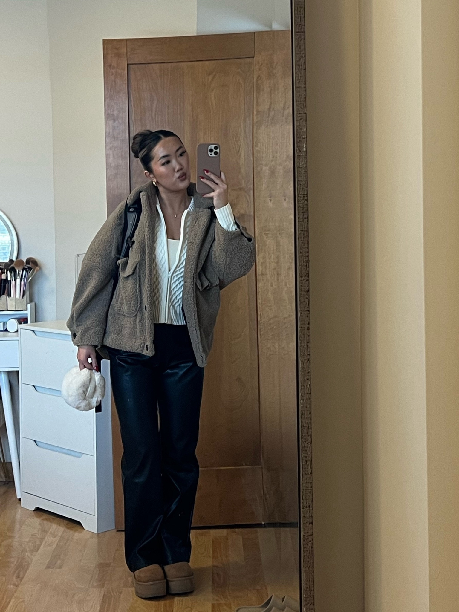 Cozy clean girl✨🧸🤍👜

Bodysuit & jewlery @ Amazon
Cable knit zip up @dearjohndenim
Jacket @ Zara
Leather pants @ charcoal clothing
Shoes @ugg