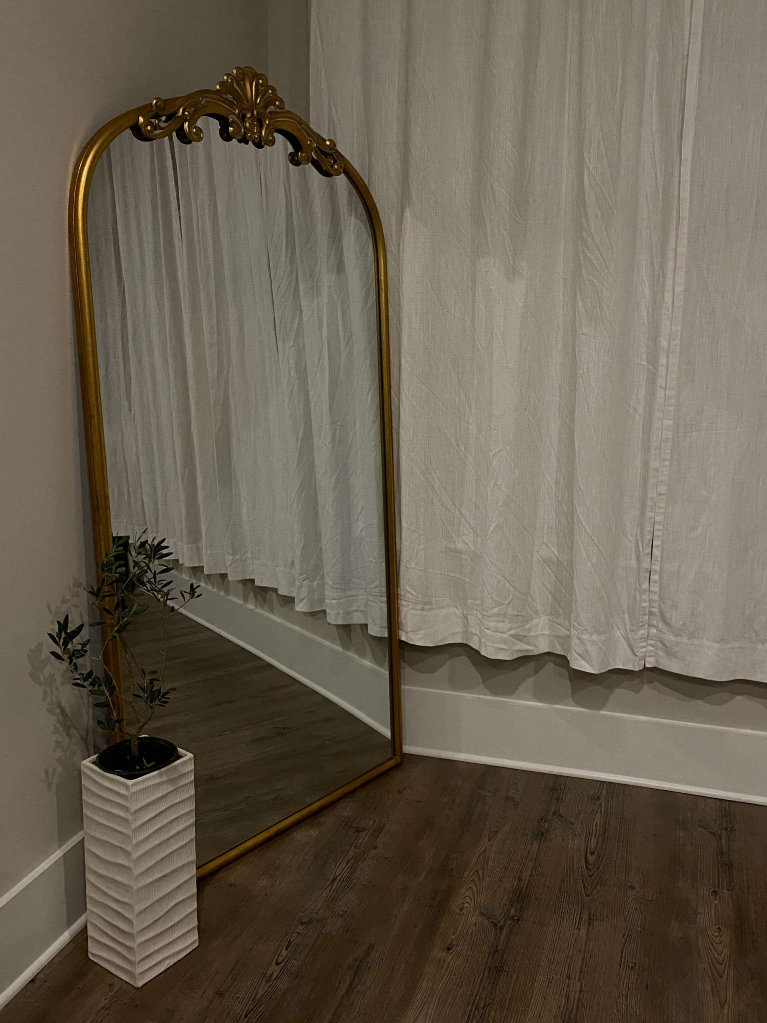 The VIRAL mirror for less than $200!!! Highest quality I expected 

#LTKsalealert #LTKhome #LTKHolidaySale