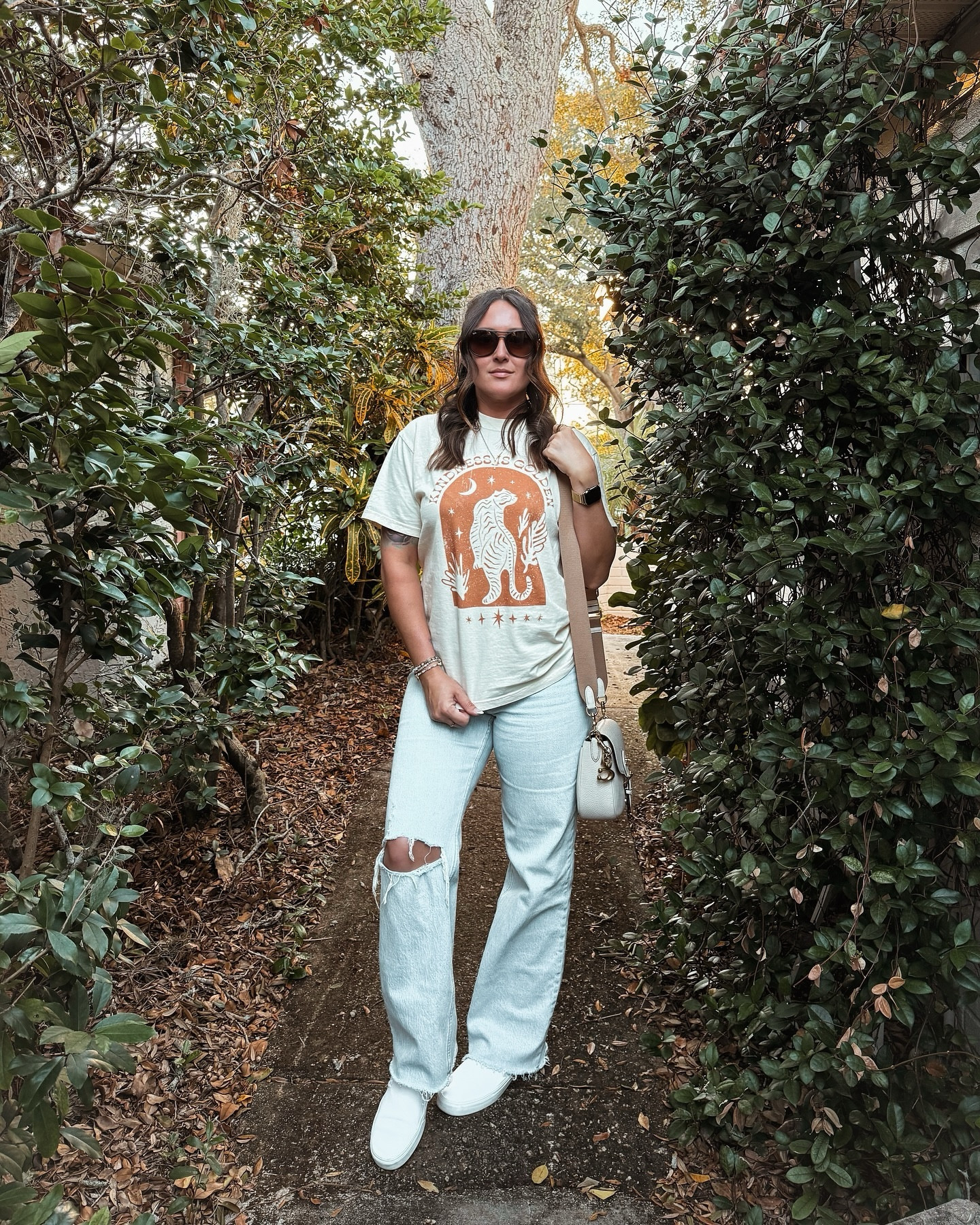 🍂✨ Obsessed with this vintage-inspired gem from @MountainMoverz! Perfectly paired with ripped denim and white vans for an effortlessly comfy fall vibe.🐅

•
•
•
#vans #abercrombiestyle #OOTD #MountainMoverz #GraphicTeeLove #FallStyle

Let me know if you’d like any adjustments!