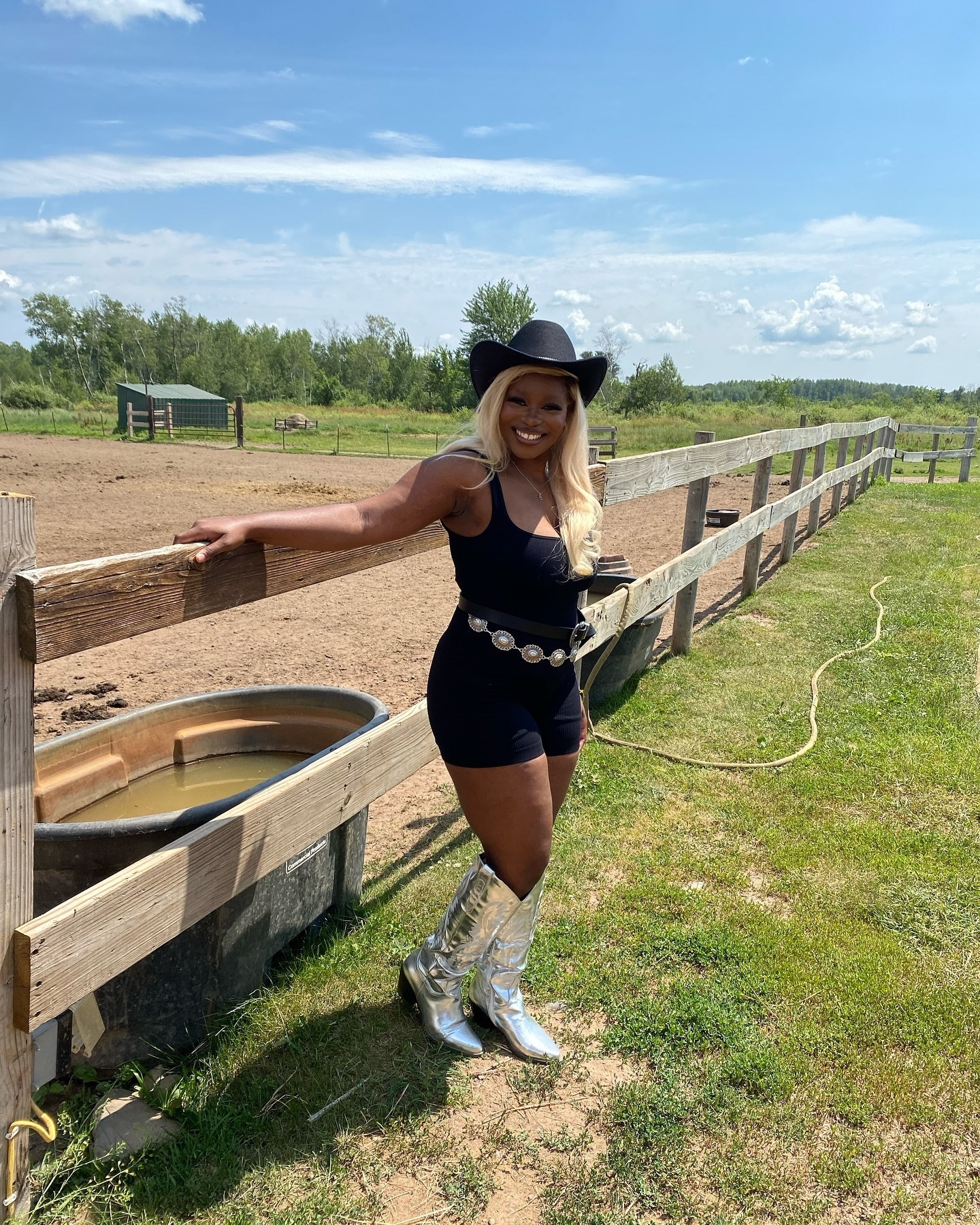 If you’re looking for me.. I’m outside ! 🐎🥰
#countrygirl #blackcowgirl #horsebackriding #nature

#LTKActive #LTKPetite #LTKFestival