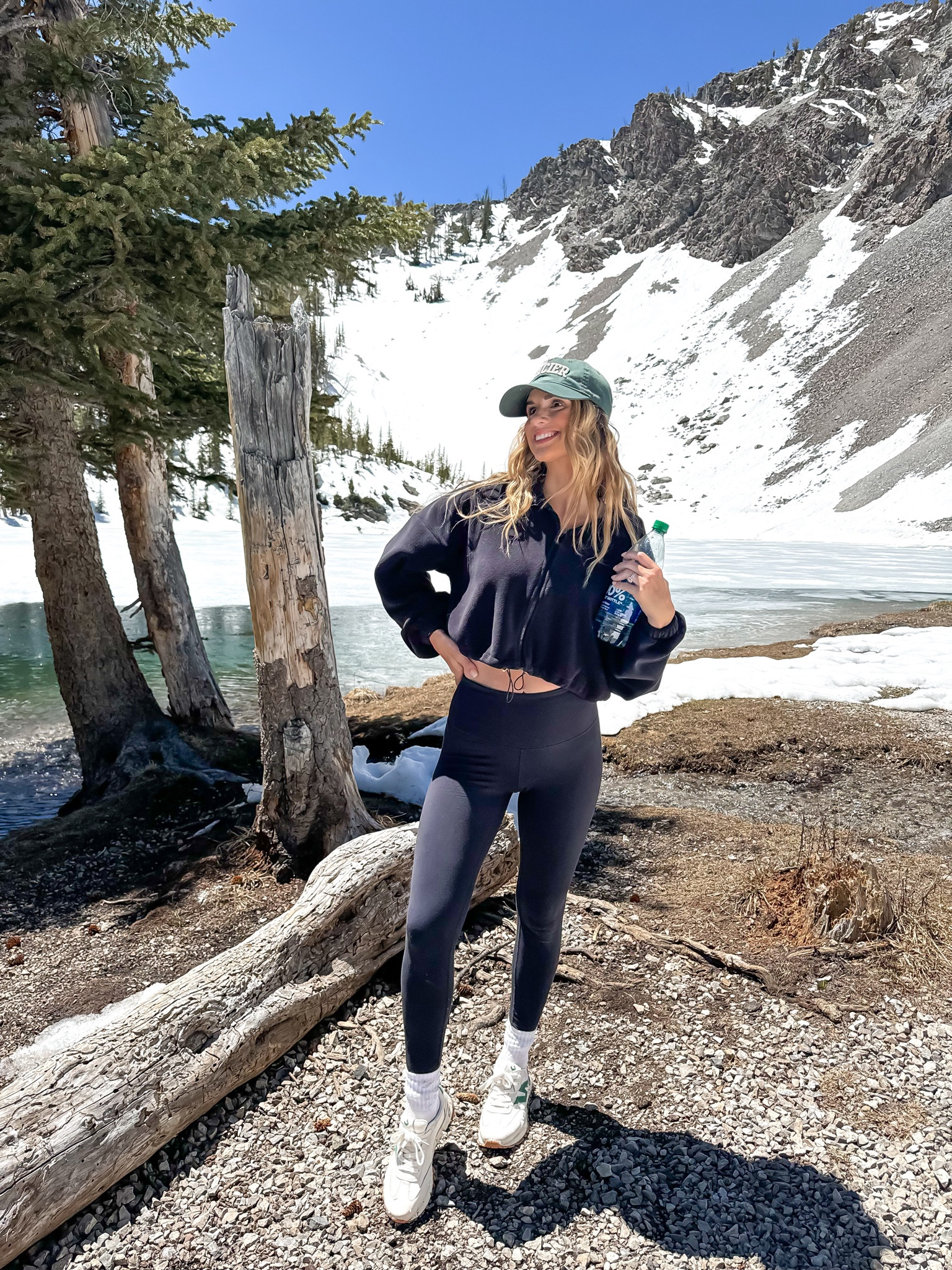 Hiking outfit 
Black leggings, activewear, workout outfit 