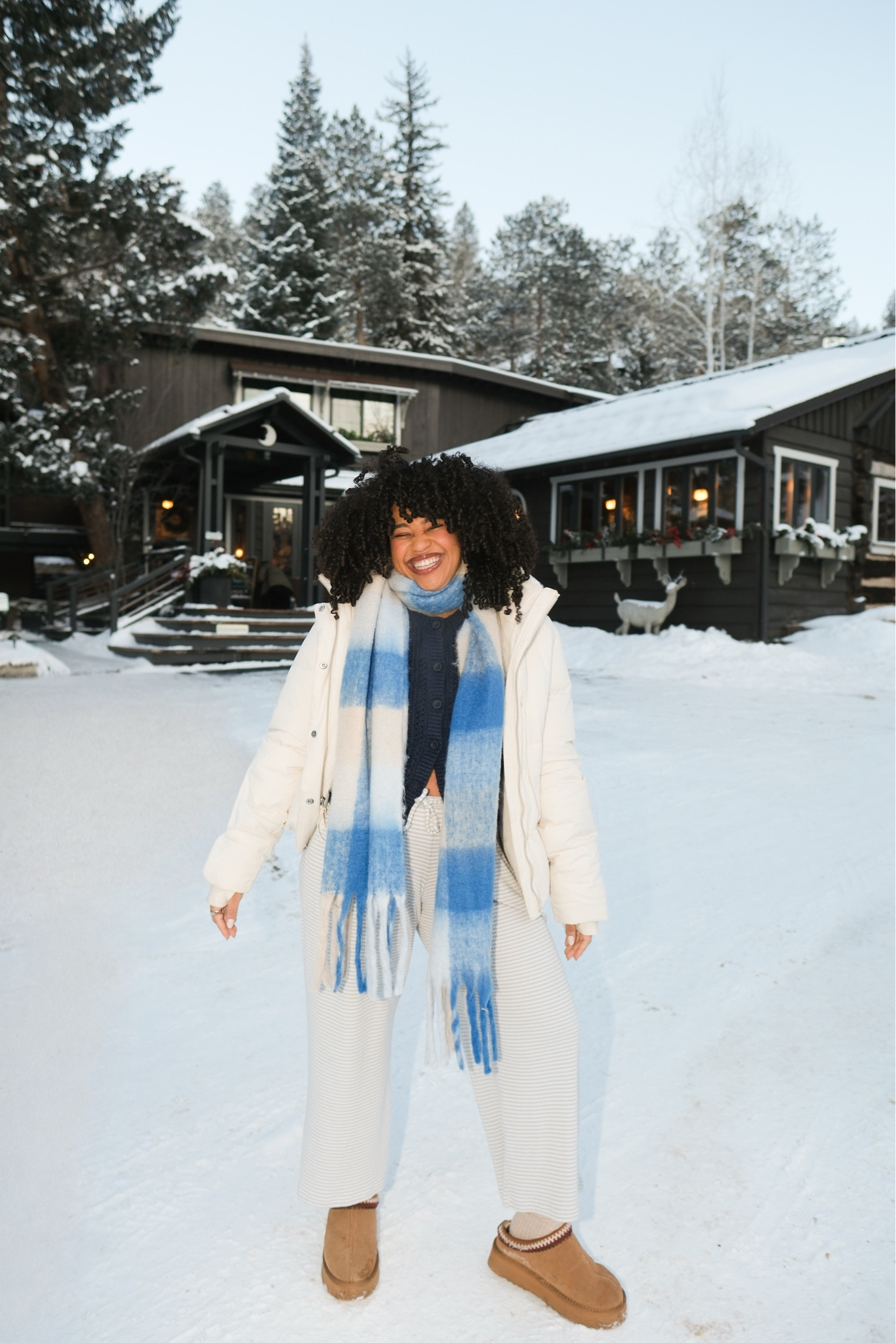 My winter wonderland ootd


puffer jacket
blue fuzzy scarf 

#LTKTravel #LTKSeasonal #LTKStyleTip
