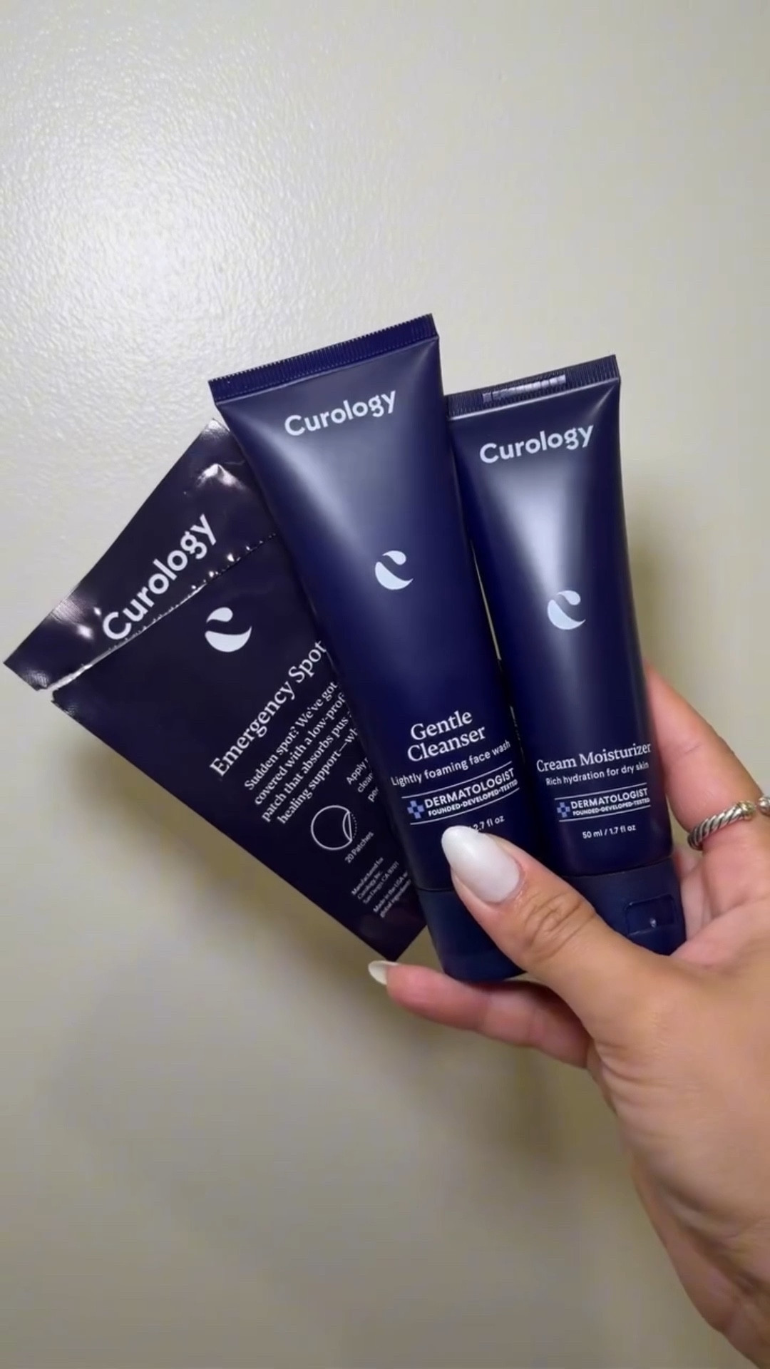 Rutina rápida de skincare que realmente funciona cuando eres mamá y el tiempo es limitado. 🤍

Empiezo con Gentle Cleanser para limpiar suavemente la piel sin resecar ni obstruir los poros. Luego aplico el Emergency Spot Patch cuando aparece algún granito inesperado (absorbe grasa y ayuda a que sane más rápido). Y termino con el Cream Moisturizer, que hidrata profundamente sin dejar sensación pesada.
Tres pasos simples que mantienen mi piel limpia, hidratada y feliz incluso en los días más ocupados. ✨

Si quieres el link de estos productos de Curology, comenta LINK y te lo envío.

@curology @stackinfluence #curology #curologypartner #acneskincare #skincareroutine