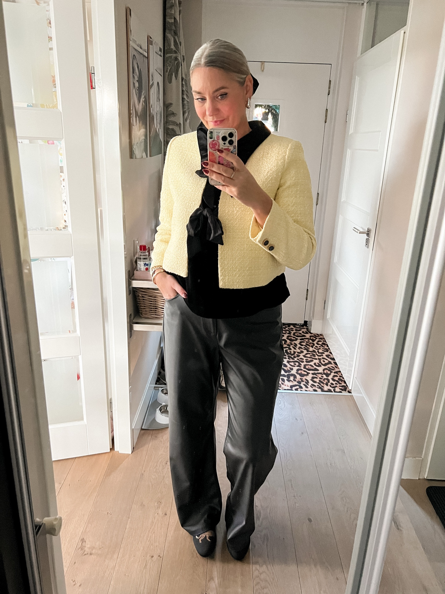Ootd - Friday. Coffee date with all the neighbors. Wearing a cropped light yellow bouclé blazer with bow details over a beautiful black velvet top with statement collar and paired with wide leg black faux leather pants (old) and black Vivaia flats with leopard detail. 

 

#LTKnederlands #LTKwinter #LTKeurope