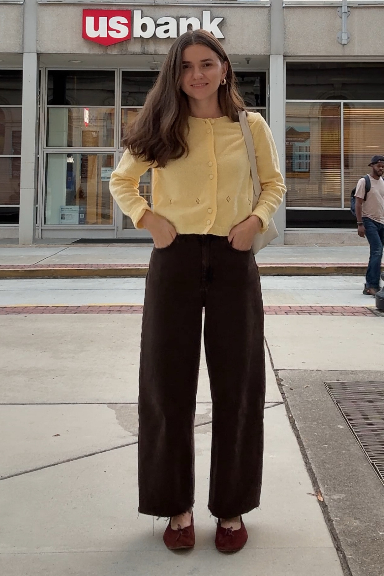 Fall outfit

Brown baggy jeans / yellow knit cardigan / brown suede ballet flats / off white tote bag 