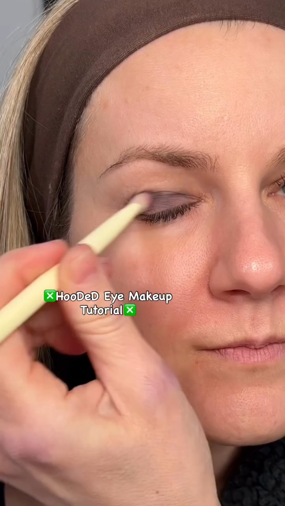 ⚠️HOODeD EyE MakeUP TuToriAL⚠️ save and follow for more hooded eye makeup! Comment SHOP for the products used 🛍️
@chanel.beauty @welovecoco eyeshadow palette 
@charlottetilbury liner 
@anastasiabeverlyhills mascar
@lorealparis lipgloss 
#hoodedeyesmakeup#makeupforhoodedeyes#hoodedeyemakeup#makeuptutorialforhoodedeyes