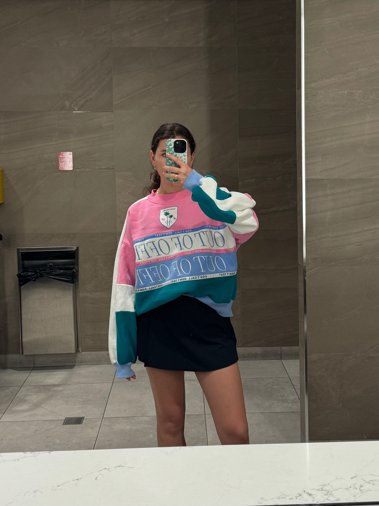 Out of office ✌🏼#airportoutfit #airportfit #traveloutfit #travelsweatshirt #travelsweater #colorblocksweater #tennisskort #aloyogaskort #skort #athleticskort #butterflyphonecase #protectivephonecase 