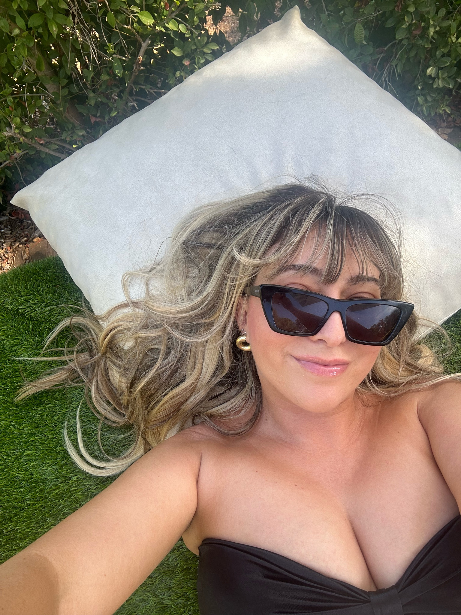 Pool day in Portugal 🖤 my favorite classic black sunglasses and a sleek bikini 

#LTKFindsUnder50 #LTKSwim