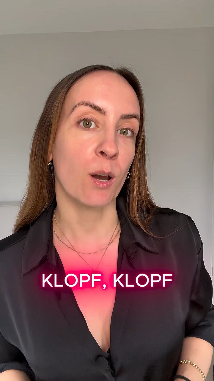 PIGMENTFLECKEN? Das kann helfen!

Die Behandlung von Pigmentflecken kann langwierig sein und viel Geduld erfordern (außer du legst dich unter einen Laser, dann geht es auch mal schneller 🤝)

1. Sonnenschutz: Täglich, auch im Winter, das beugt Pigmentflecken vor und verhindert das Nachdunkeln bestehender Flecken
2. Chemische Peelings: Glycolsäure, Milchsäure, Mandelsäure können die Erneuerung der Haut anregen
3. Hauttonausgleichende Seren und Treatment: Mit Vitamin C, Azelainsäure, Tranexamsäure, Niacinamide, Retinol/Retinal oder alpha-Arbutin wirke auf bestehende Verfärbungen und helfen beim Verblassen.

Sind noch Fragen offen? Klären wir in den Kommentaren 
🤍✨