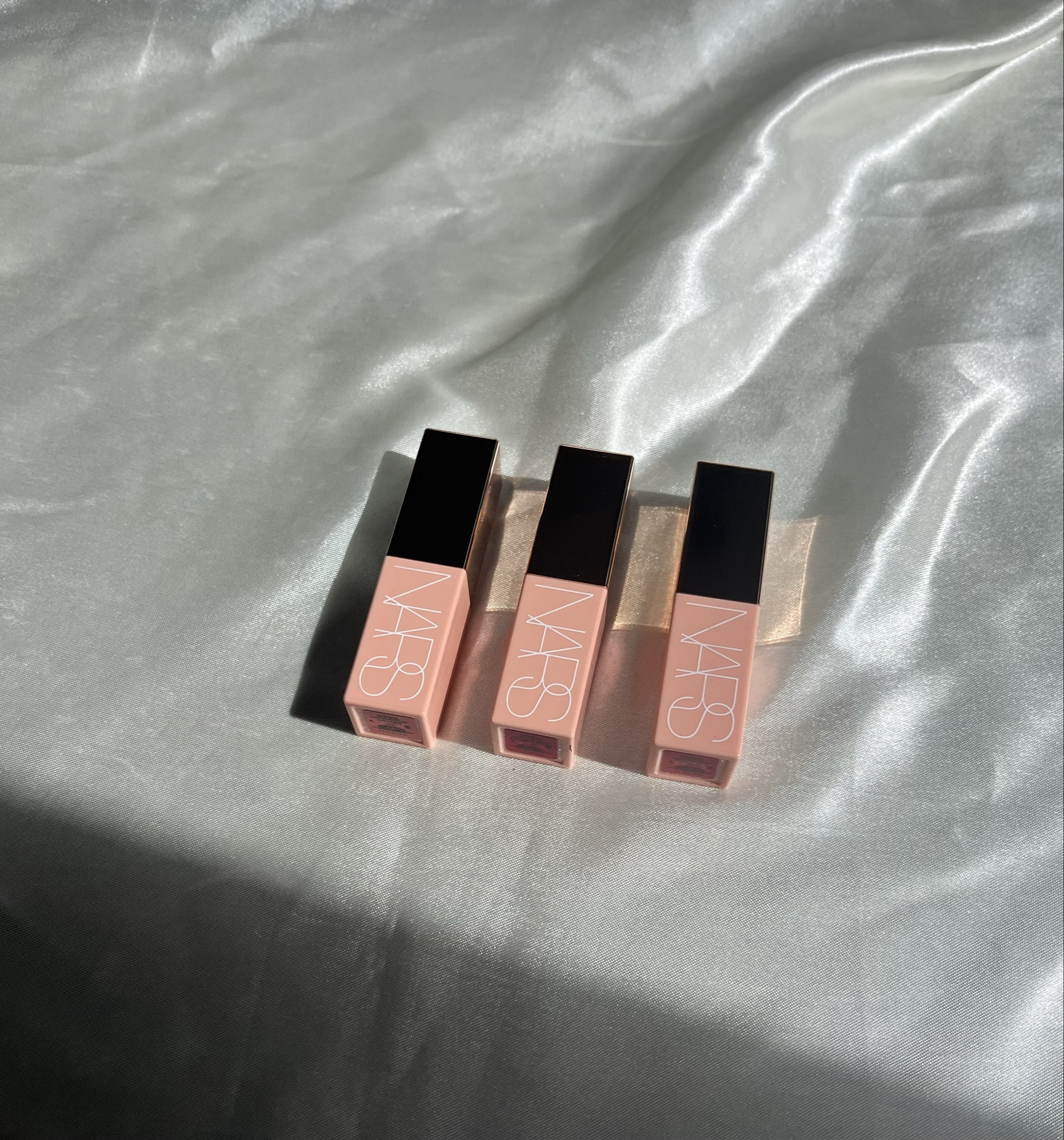 O NARS Invite Only Mini Afterglow Liquid Blush Set é um kit de edição limitada que inclui três miniaturas dos blushes líquidos Afterglow mais vendidos, em lindas embalagens festivas. É o presente perfeito para qualquer amante da maquiagem, ou a forma ideal de experimentar alguns dos blushes mais populares sem precisar se comprometer com o tamanho grande.

O conjunto inclui:
* Orgasm: Um icônico rosa pêssego com shimmer dourado, perfeito para adicionar um toque saudável de cor a qualquer pele.
* Dolce Vita: Um lindo rosa empoeirado que fica lindo em todos os tons de pele.
* Orgasm Rush: Um novo tom exclusivo deste conjunto, um bronze rosado sedutor que adiciona um toque de calor.
A fórmula Afterglow Liquid Blush é conhecida por ser leve, edificável e fácil de misturar. Ele também é infundido com ácido hialurônico para 8 horas de hidratação e colágeno vegano para resultados de aparência saudável.
 Esse kit é uma ótima maneira de experimentar alguns dos blushes líquidos mais populares da NARS, os mini são perfeitos para viagens ou para levar na bolsa. 
A fórmula é leve e fácil de misturar e os tons são lindos e versáteis. 
Se você está pensando em comprar o NARS Invite Only Mini Afterglow Liquid Blush Set, posso te dizer que ele vale a pena. É um ótimo produto com lindas cores e uma ótima fórmula.

É um presente lindo e festivo!

Você pode encontrar o kit na Sephora e no site da Nars.

#nars 

#LTKbrasil #LTKHoliday