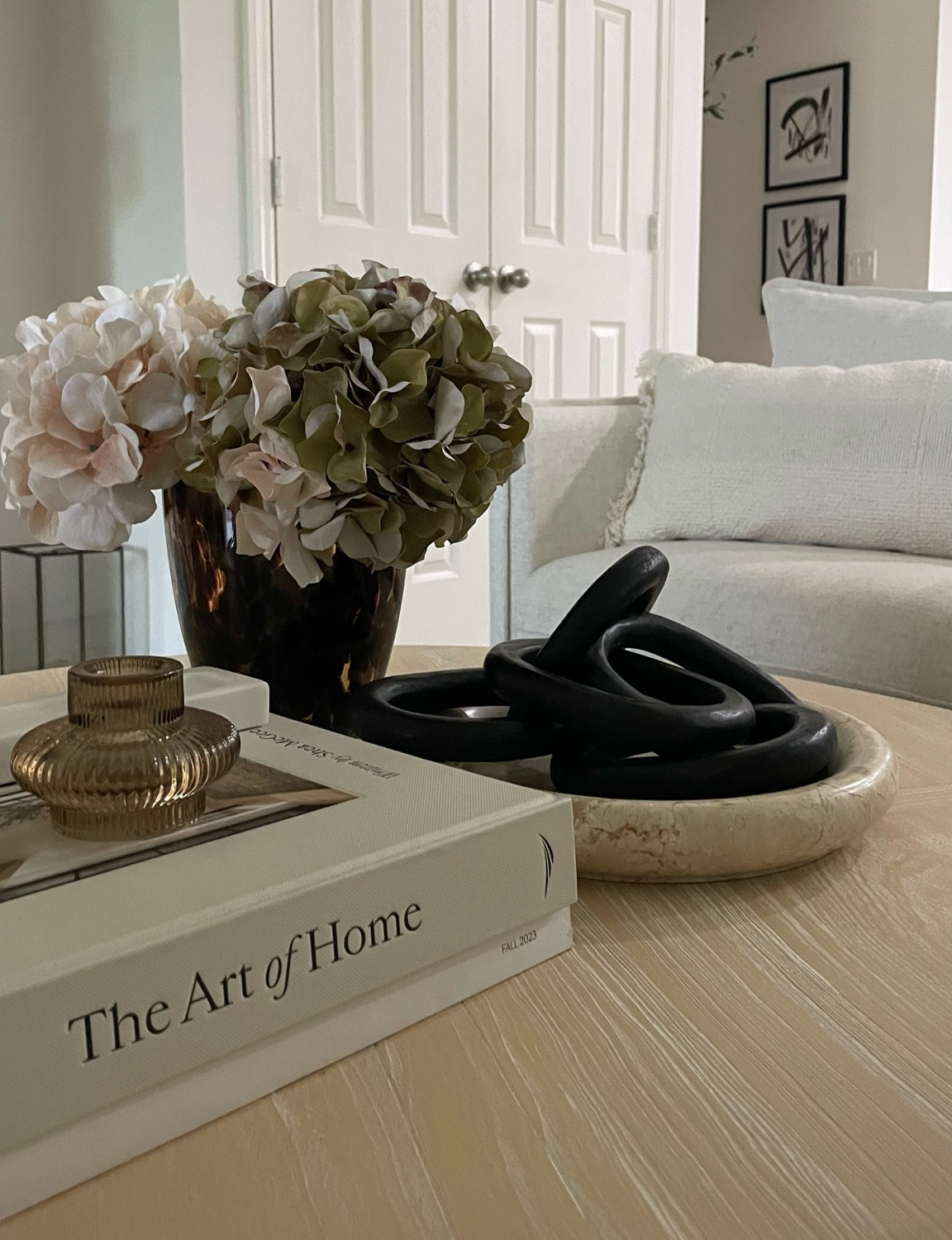 Round coffee table decor — modern transitional home 


#LTKFindsUnder50 #LTKHome #LTKSaleAlert