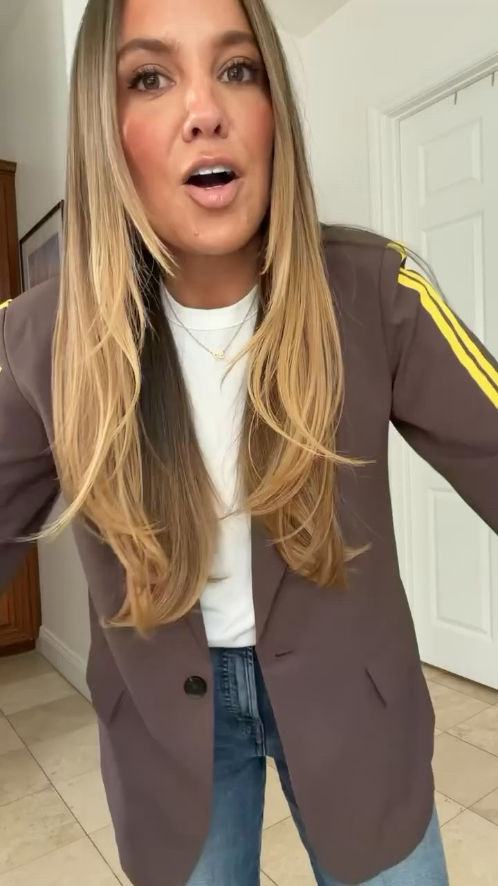 This jacket is so cute and fun! The pop of color makes a blazer so much more wearable with jeans and a tee!

Ash sizes:
Height: 5’6”
Weight: 140lbs
Top: medium
Pants: 6, medium, 28