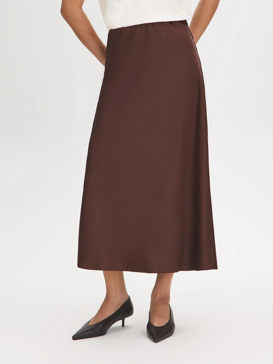 Jupe en satin coupée en biais | Suzy Shier | Suzy Shier