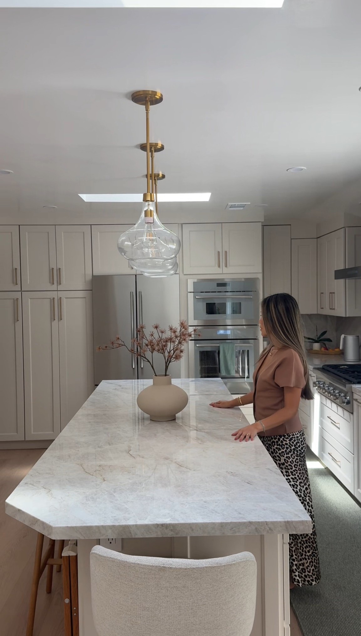 West Elm run with me for a cozy fall kitchen refresh 🍂✨.
Sometimes the smallest swaps make the biggest seasonal shift — a pumpkin towel here, a new vase there, and these textured fall stems 🤎. Simple touches that instantly bring cozy autumn vibes into the kitchen. 

#LTKFindsUnder100 #LTKSeasonal #LTKHome