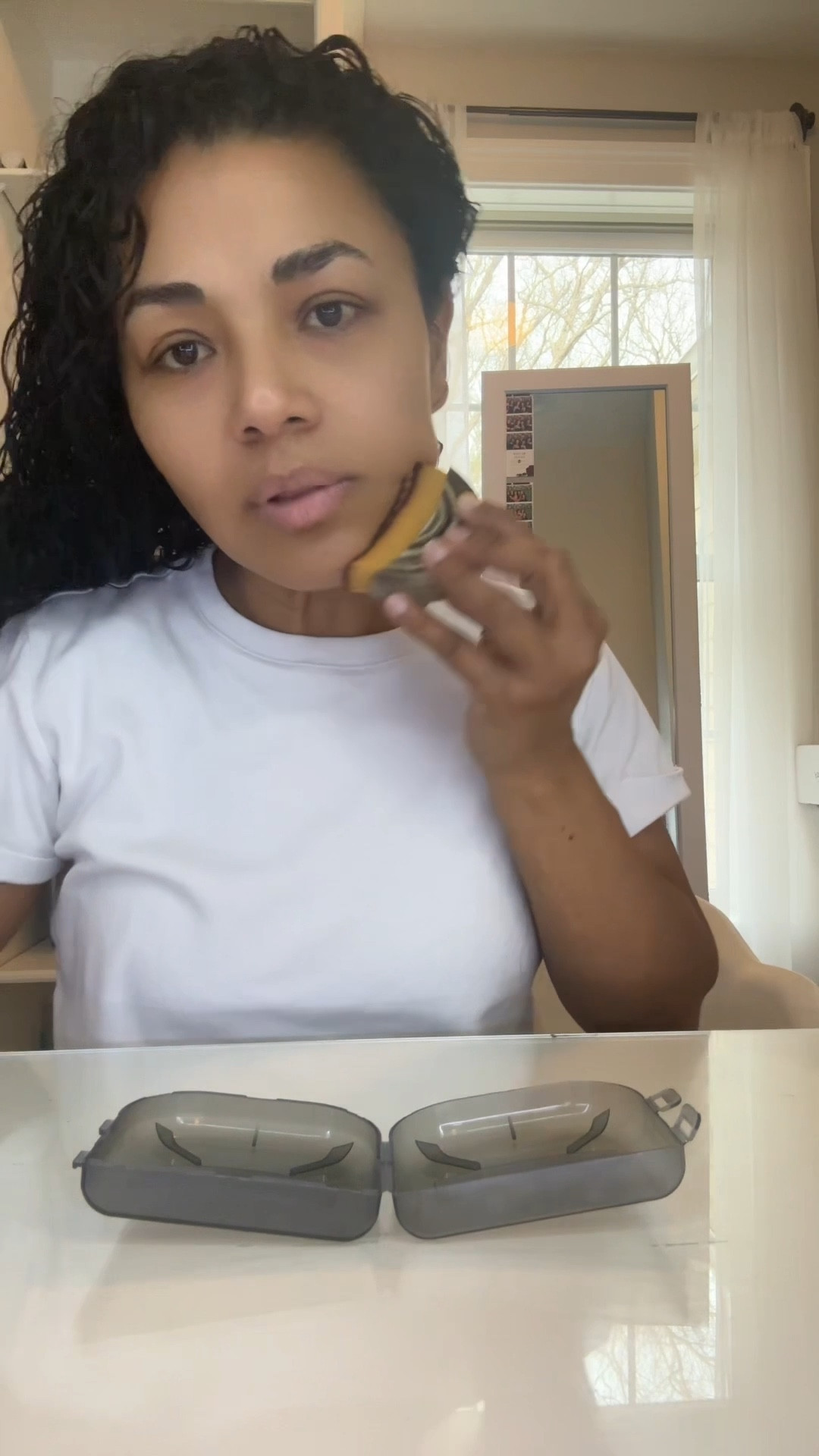 Chicas, perdón 🙈 no se grabó el inicio.
Esta brochita ha sido una maravilla ✨ ayuda al drenaje linfático, elimina la inflamación y hace una gran diferencia en mi rostro.
Y con mi serum favorito… piel más clara, firme y con más glow 🤍✨ Se los recomiendo de corazón.

#LTKmorningroutine #LTKdayinmylife #LTKBeauty