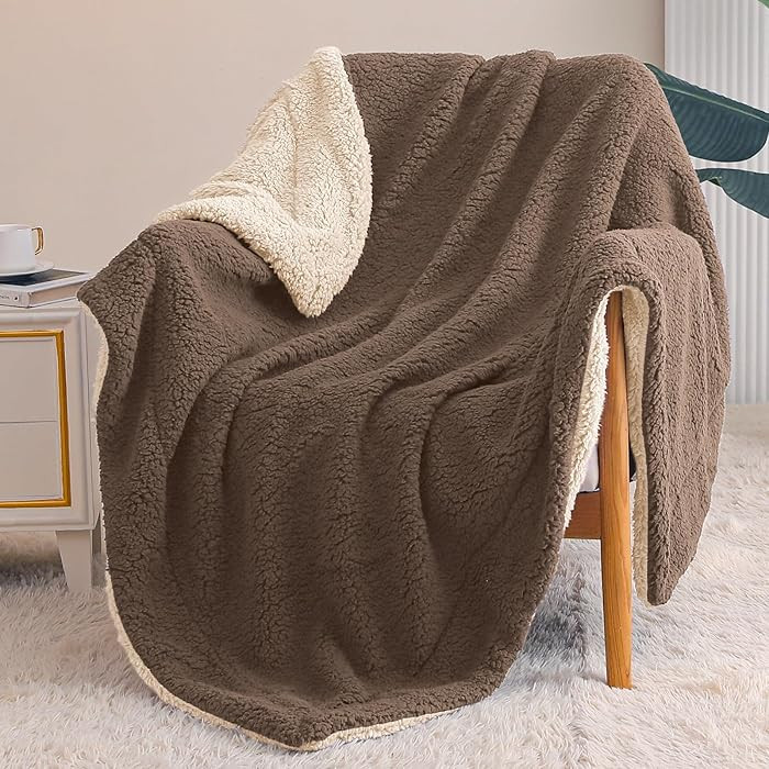 Exclusivo Mezcla Reversible Sherpa Throw Blanket for Couch, Thick and Warm Fleece Blankets for Wi... | Amazon (US)