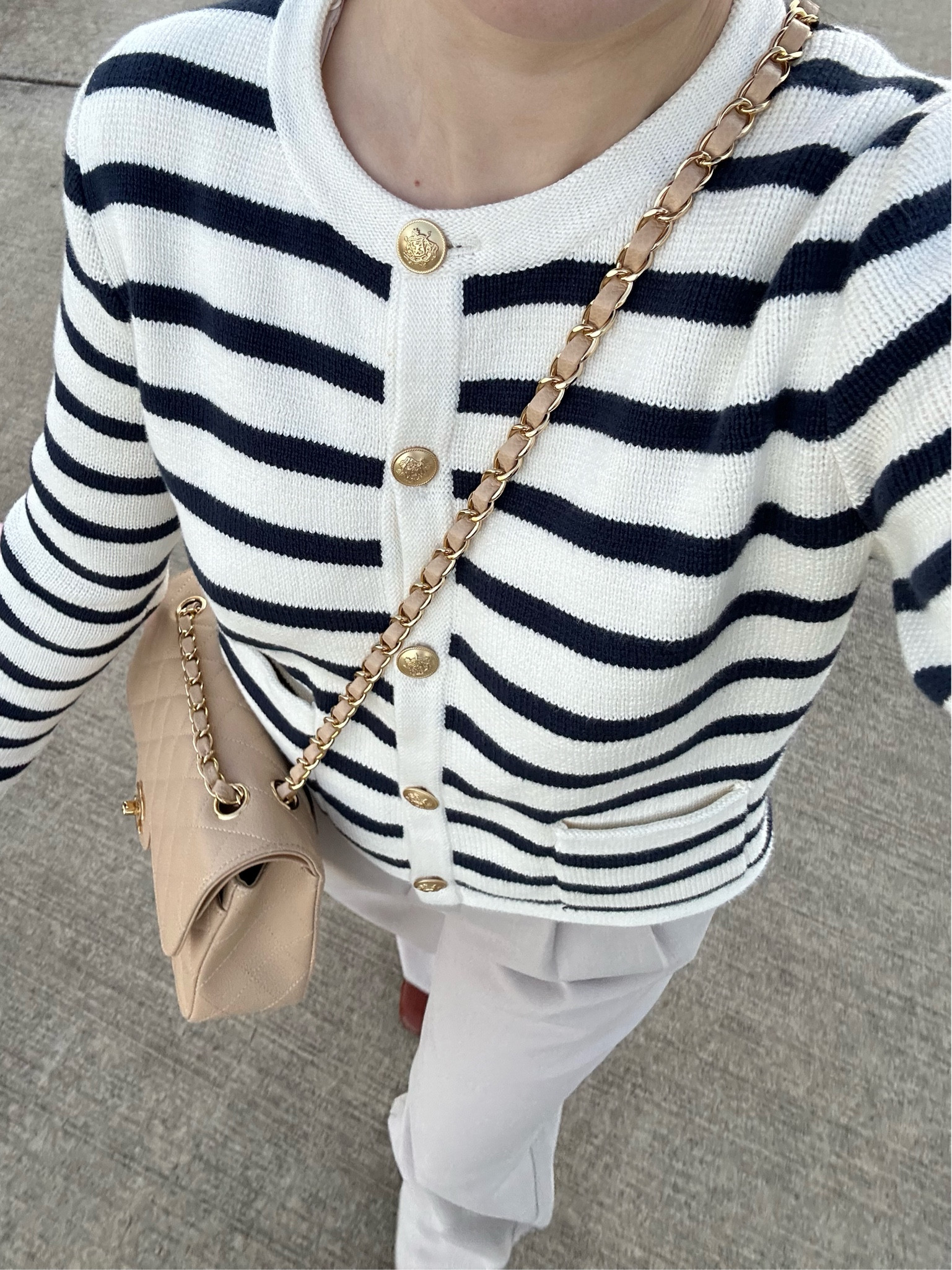 Áo cardigan sọc này vẩn còn sale (mình mặc size xxs). Quần Abercrombie size 24 short, có màu camel đang sale 40% luôn nếu mọi người cũng thích màu đó thì nhanh tay hốt luôn nhen 