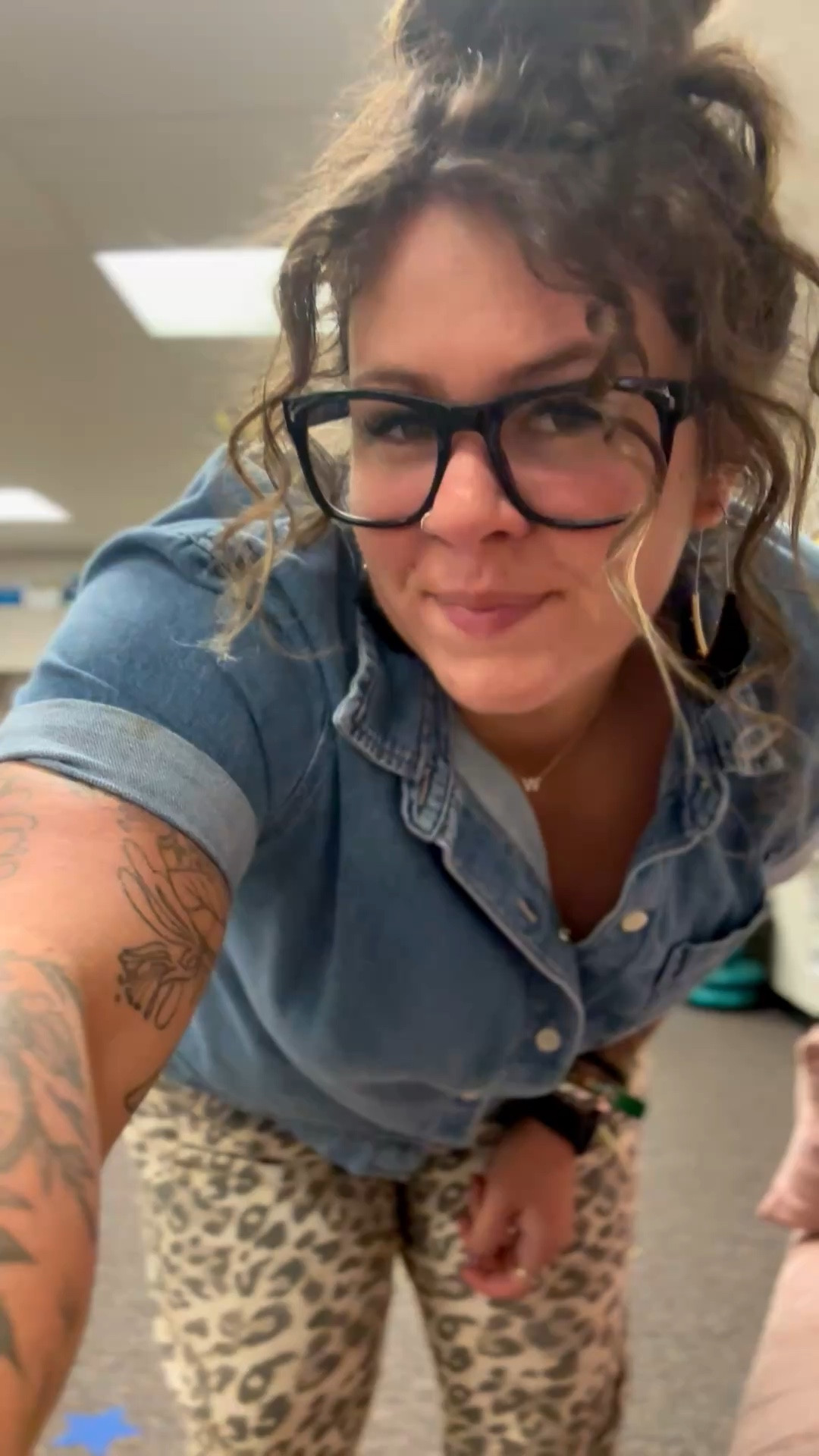 These pants are SO comfortable to teach in & are easy to dress up or down! 🐆 
@Aerie 

Teacher outfit // teacher ootd // teacher fit // kindergarten teacher // midsize // aerie // gap factory 