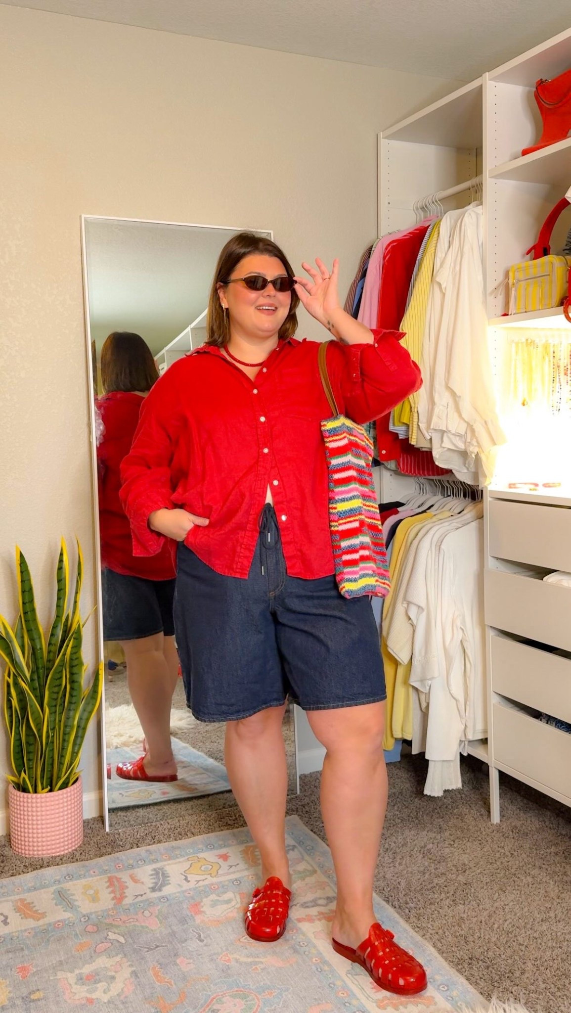 is she cute or should this outfit stay on Pinterest 👀

day 12/30 shopping my closet and I thought I'd inspire you to style that #pinterestoutfit you've been saving 😘

shirt & bag are from @gap shorts are @abercrombie & shoes are of course @melissaofficial 

#shopyourcloset #size1618 #apronbellyoutfits #plussizefashion