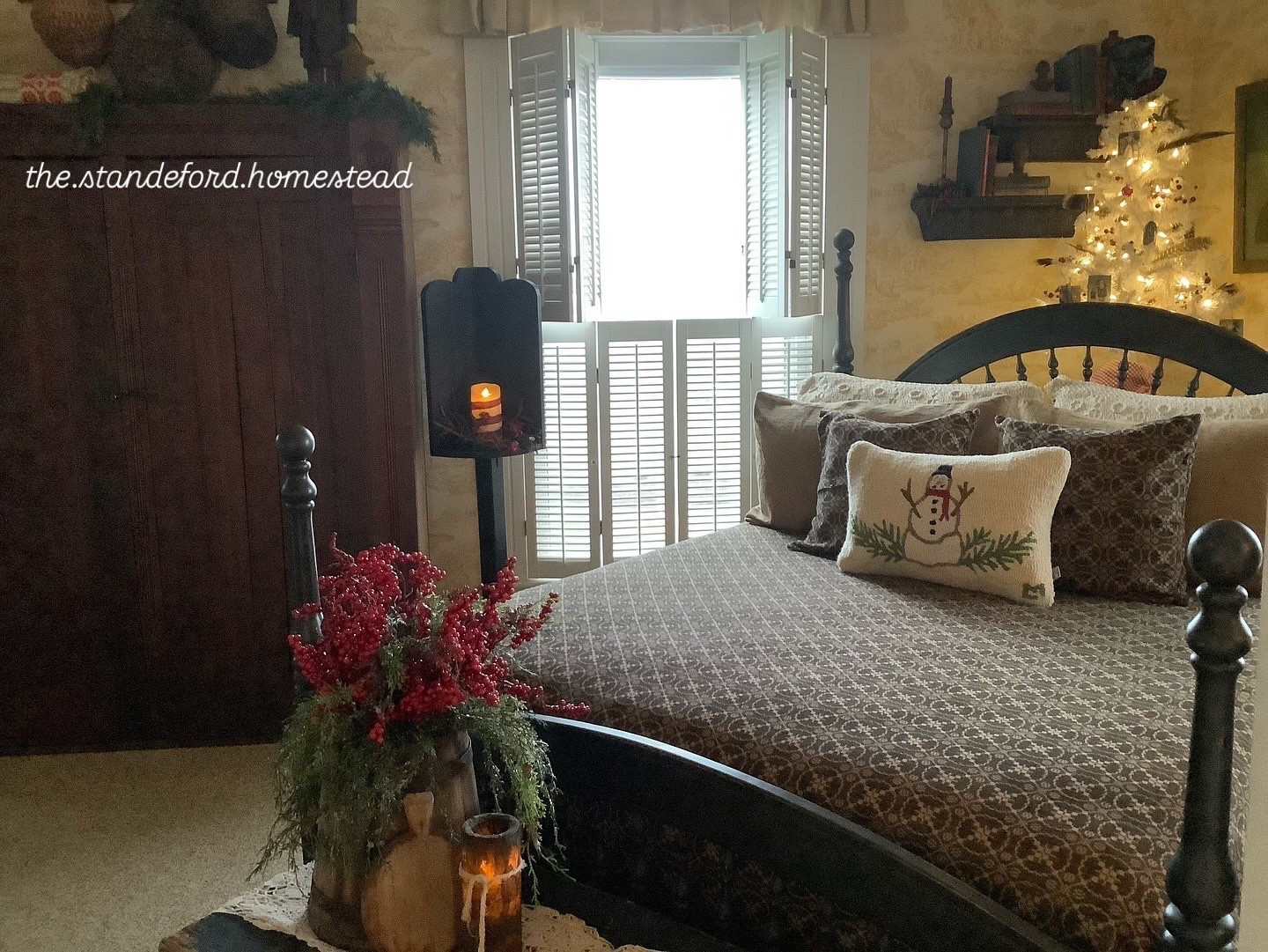 Today I’m sharing a peek into our primary bedroom, decorated for the holidays ~ sometimes I change to red bedding during Christmastime and use red & green coverlet throw accents but if time doesn’t permit, a seasonal pillow will do the trick!! 😂🎄☃️🎁
www.sugarcreekantiques.com
#LTKHoliday 

#LTKHome #LTKSeasonal