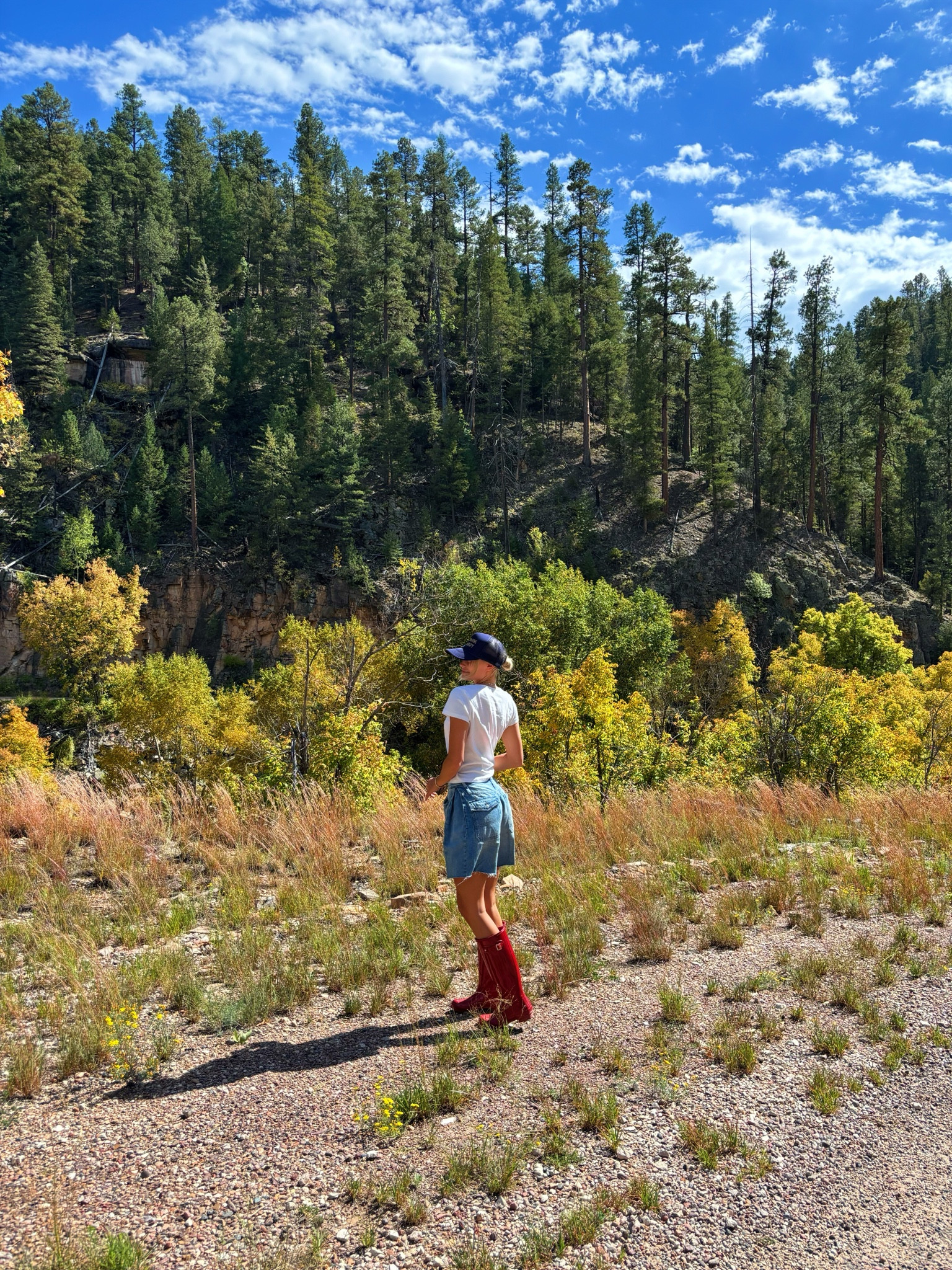 falls coming 🍂🍂🍂

Hat- Honey & Hope 
Top- Brandy 
Shorts- Free People 
Boots- Hunter Boots 