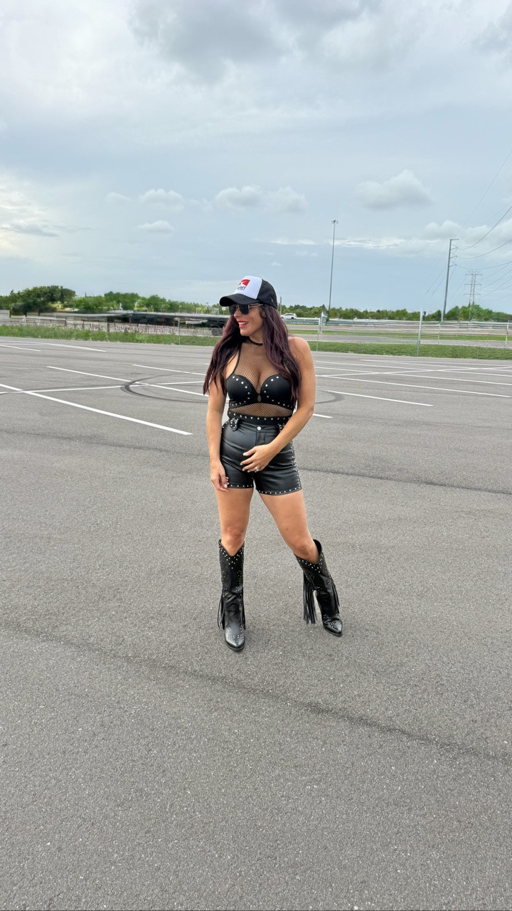 Mama cleans up nicely rocked the night away @kidrock 🎸🤘🏼

Comment “shop” for details 
https://liketk.it/6eCf1

#transition #countryconcertoutfit #transitionideas #countryconcert #kidrock kid rock concert