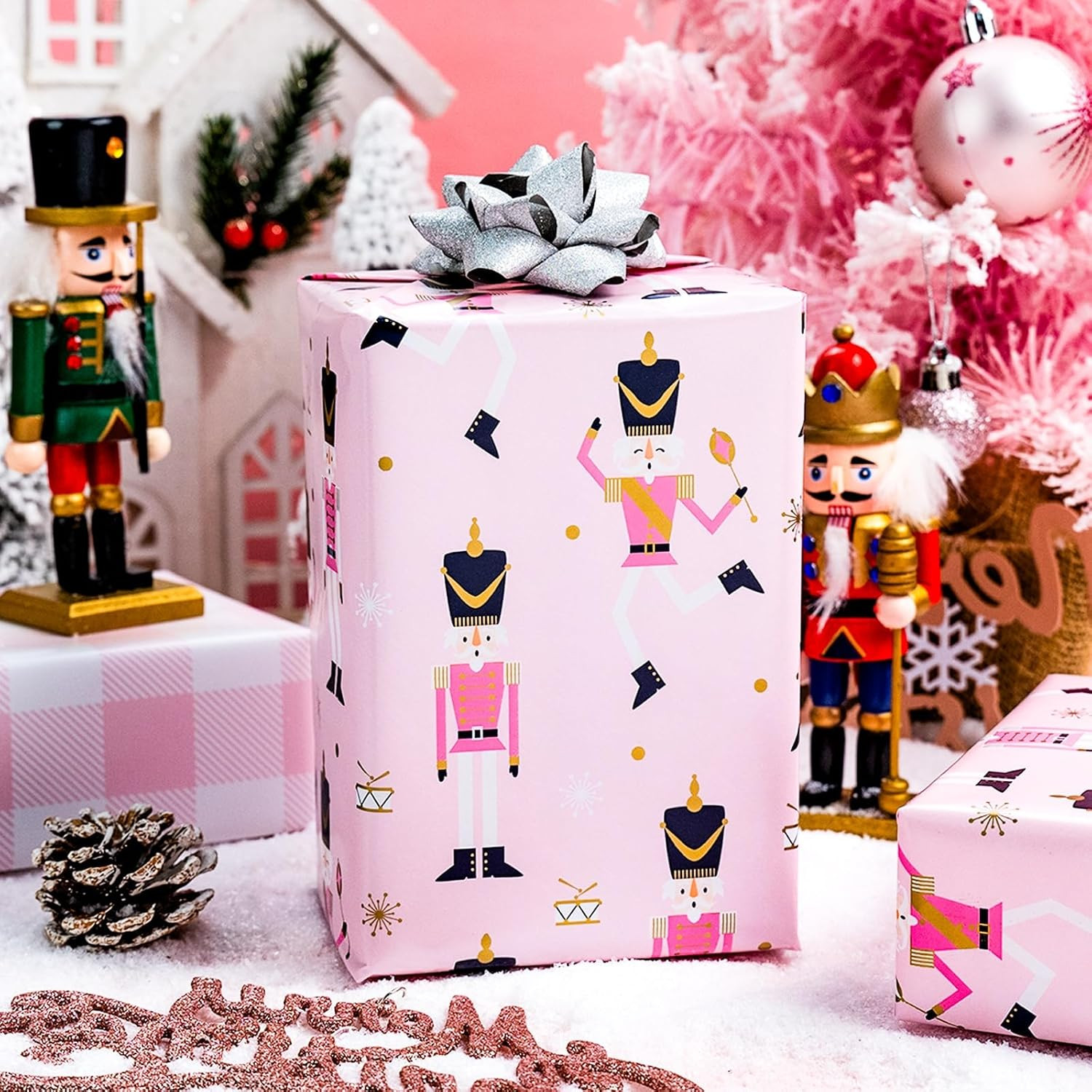 Wikadlik Weihnachts Geschenkpapier Minirolle mit lustigem Nussknacker und rosa weißem Karomuster... | Amazon (DE)