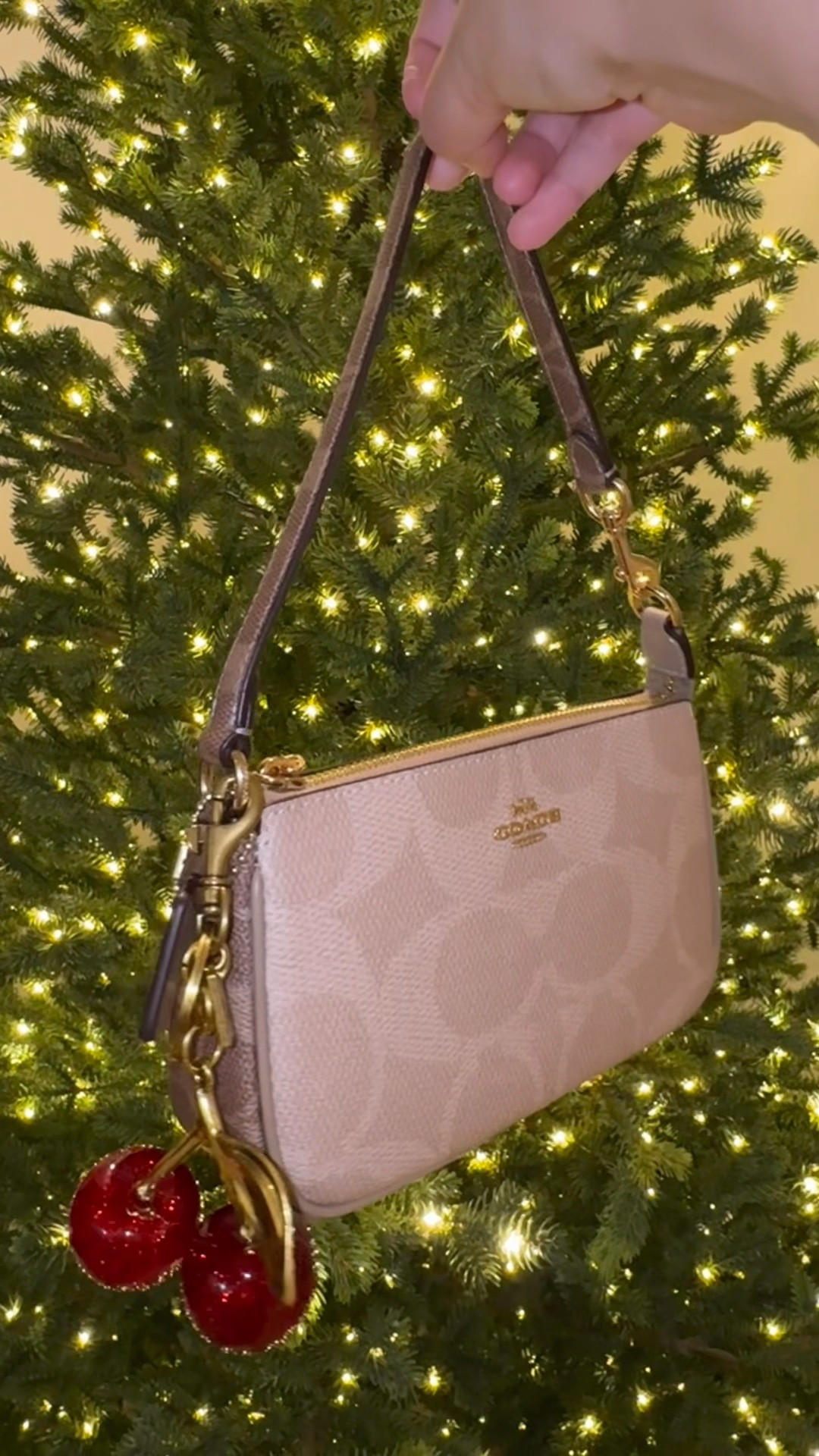 Mini & cute coach bag 😍

#LTKSaleAlert #LTKGiftGuide #LTKHoliday