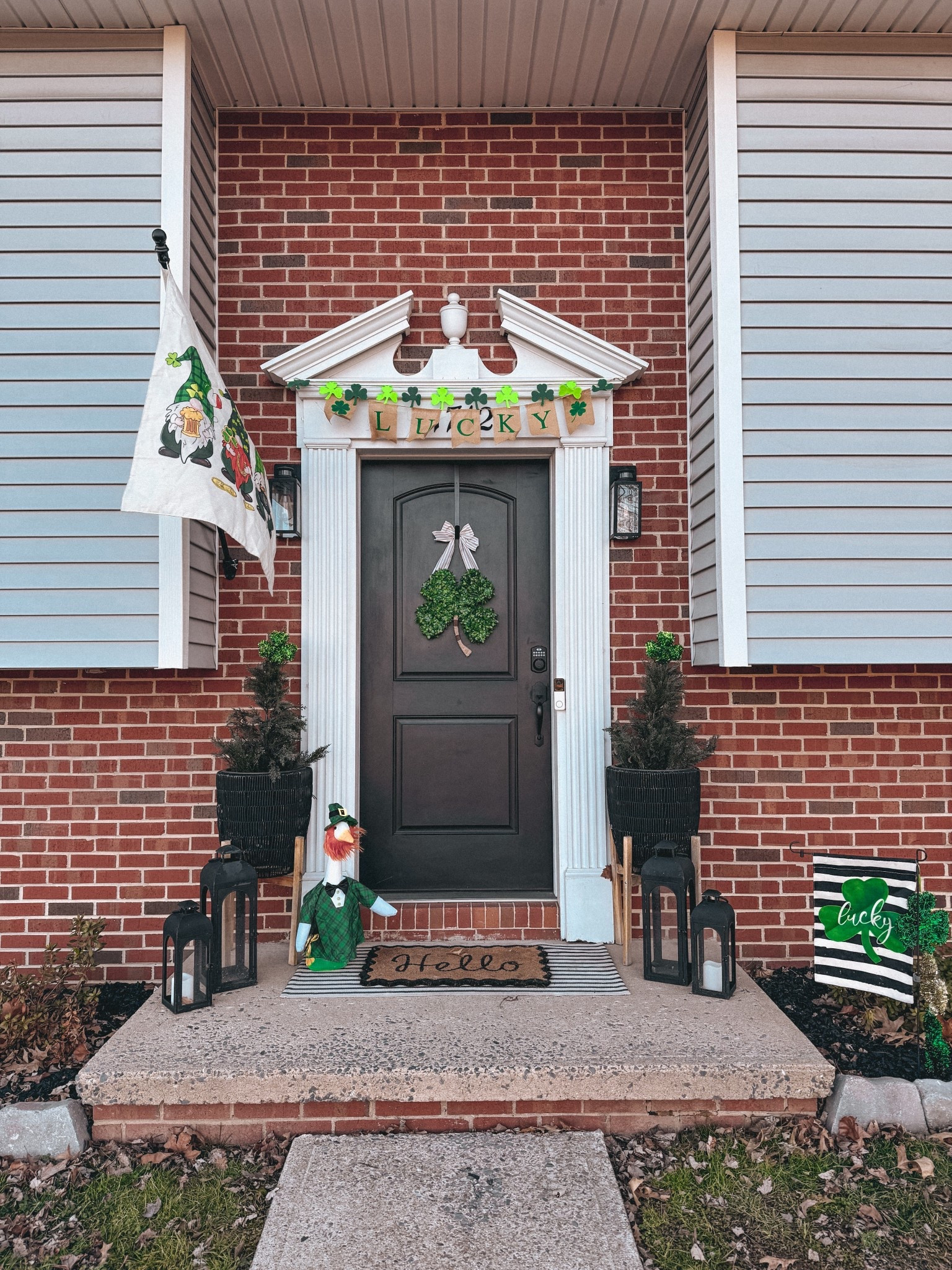 St Patrick’s Day front porch decor ☘️

st patricks day, shamrock, front porch, front porch decor, front porch decorating, lucky, holiday decor, st paddys day 