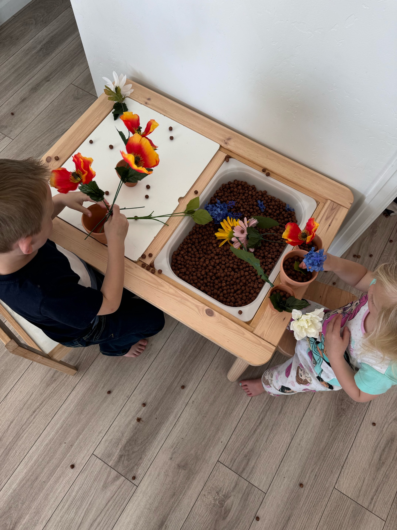 Spring time activity: flower planting sensory bin! 🪻🌼🌷

#LTKkids