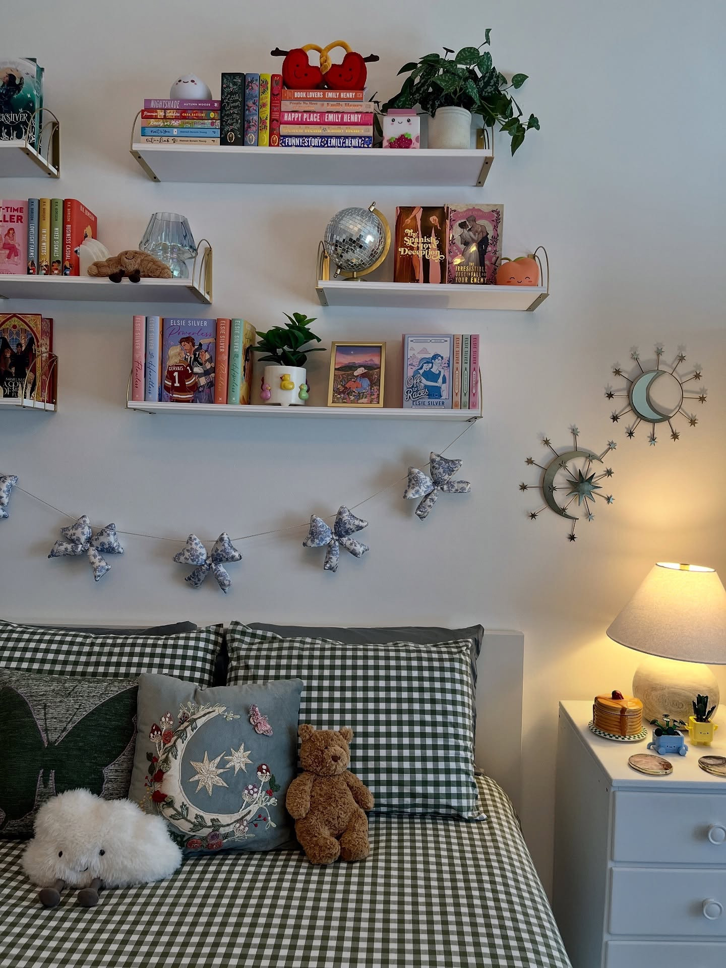Happy Friday friends! 

The itch to decorate my shelves for Fall is STRONG. 😅 I’m not sure how much longer I’ll be able to hold out, but I thought I should at least let you see them before they get spookified. 👻🎃🥰✨

🛒 Shop this post on my Amazon Storefront. 

🔗 Link in bio.

Q: What are your plans for the weekend? 

•
•
•
•
•
•
•
•
•
•
•
•
•
•
•
•
•
•
#bookstagram #books #bookworm #bookish #booklover #book #tbr #reading #bookstagrammer #bibliophile #bookaddict #read #reader #cozy #bookshelves #newshelves #shelfie #romantasy #romance

#LTKHome #LTKFindsUnder100 #LTKGiftGuide