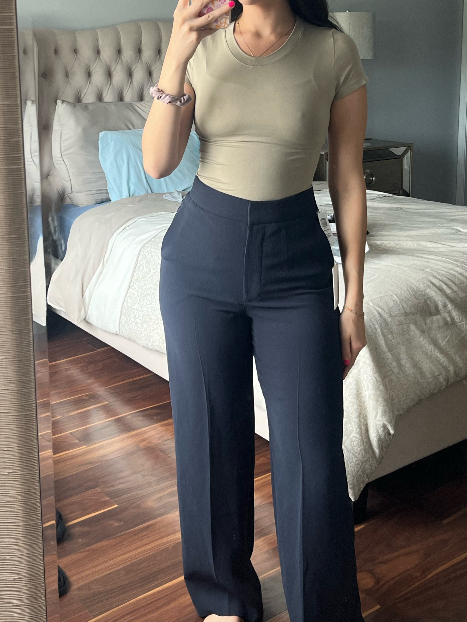 Aritzia pieces

Limit less pant size 6

Aritzia limitless pant in navy 

Wide leg trouser in navy 