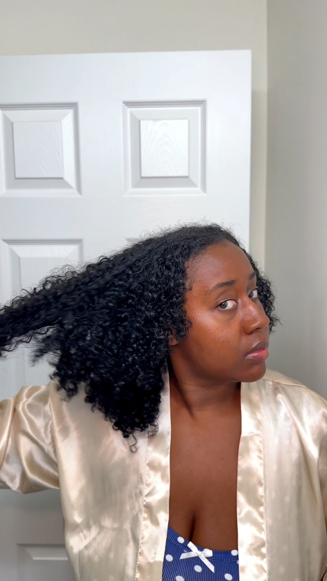 Technically, this is what a real wash and go would look like. No gels, foams, heavy defining creams or defining brushes. Just some leave in conditioner and moisturizer after shampooing and conditioning. No need for the extra defined curls either… 

Wash and gos have become very polished. Soon I will challenge myself to stop at applying the leave in and moisturizer in the shower, then that’s it. Maybe diffuse it to make it dry faster 🤷🏾‍♀️ we’ll see! 🫶🏾✨

#naturalhair #washandgo
