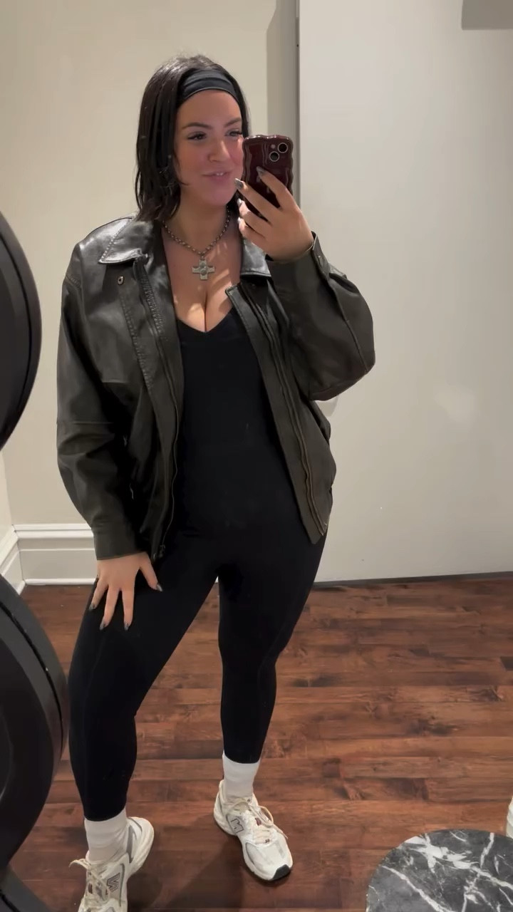 She’s coming home with me!!! I’m a size 36DDD and it magically got over the girls and doesn’t look ridiculous! 😅🙃 If you like the dress I think it’s still available online & I will link it!! :) 

#bigchest #bigchestproblems #curvy #size12 #plussize #size14 #midsize #midsizegals #midsizeblogger #midsizefashion #ootd #ootdcurvy #bodyacceptance #bodyneutral