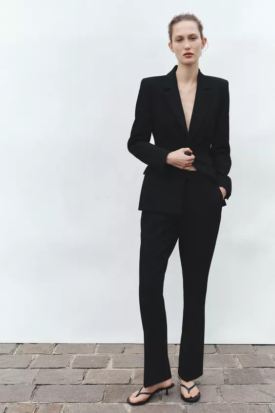 Blazer featuring a lapel collar and long sleeves with padded shoulders. Front flap pockets. Singl... | Zara UK