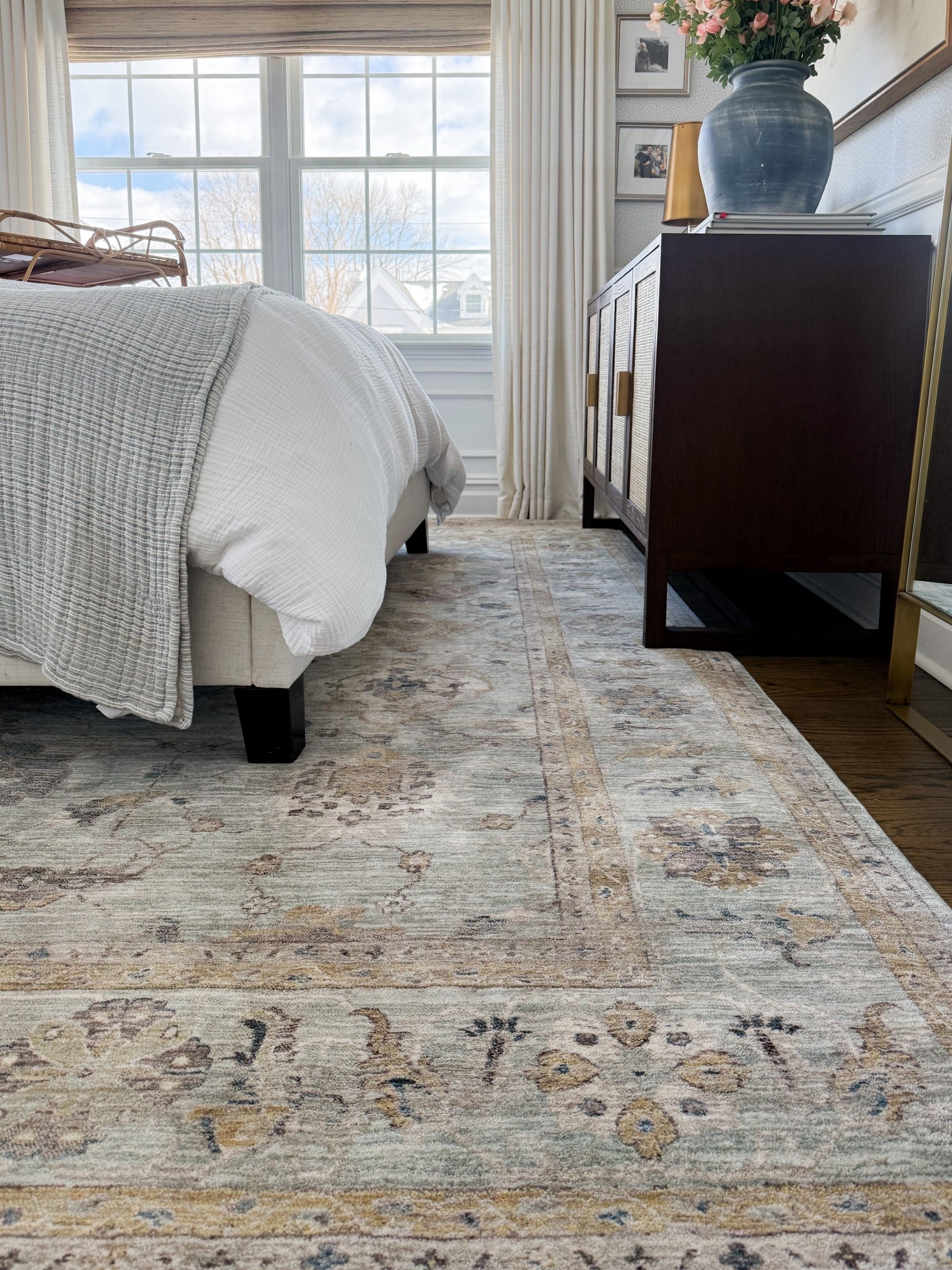 I added this rug from @loloirugs x @magnolia @joannagaines to our guest bedroom and it’s a stunner! This is the Millie in Sky/Gold but I’m linking all styles. On sale for President’s Day weekend with some sizes over 60 off! 


#LTKHome #LTKSeasonal #LTKSaleAlert