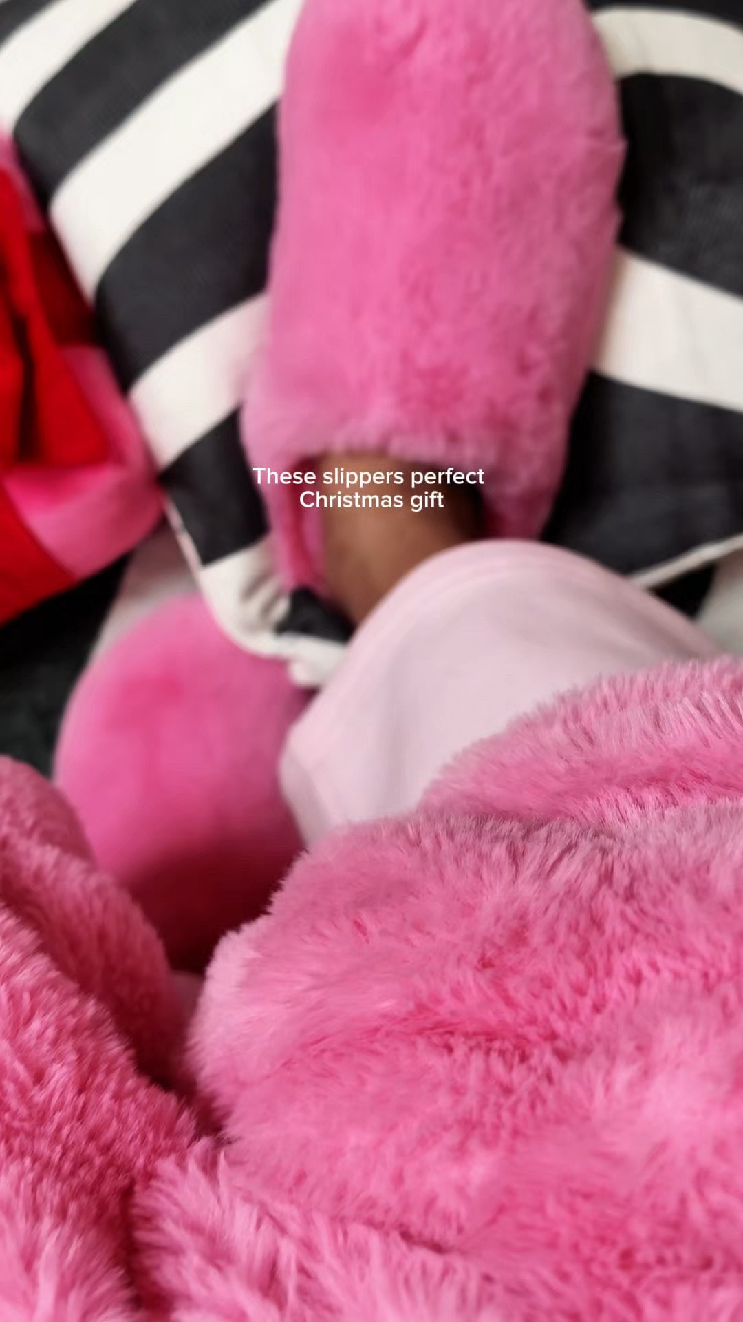 The Comfrt Dreamer Slippers in Cotton Candy are giving walking around the house on little pink clouds. ☁️🎀 The faux-fur plush exterior and cushioned sole make these the pair you slide into for slow mornings, work-from-home days, or the second you walk through the door.

And THIS Cotton Candy pink?! 💕 Yeah… these were never making it past me. 😂

#Comfrt #DreamerSlippers #PinkSlippers #CozyEssentials #ComfyStyle